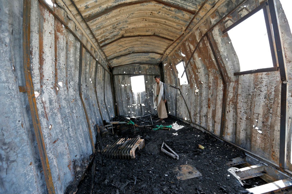 Un yemení registra el daño en una estación luego del bombardeo de la coalición árabe la semana pasada.