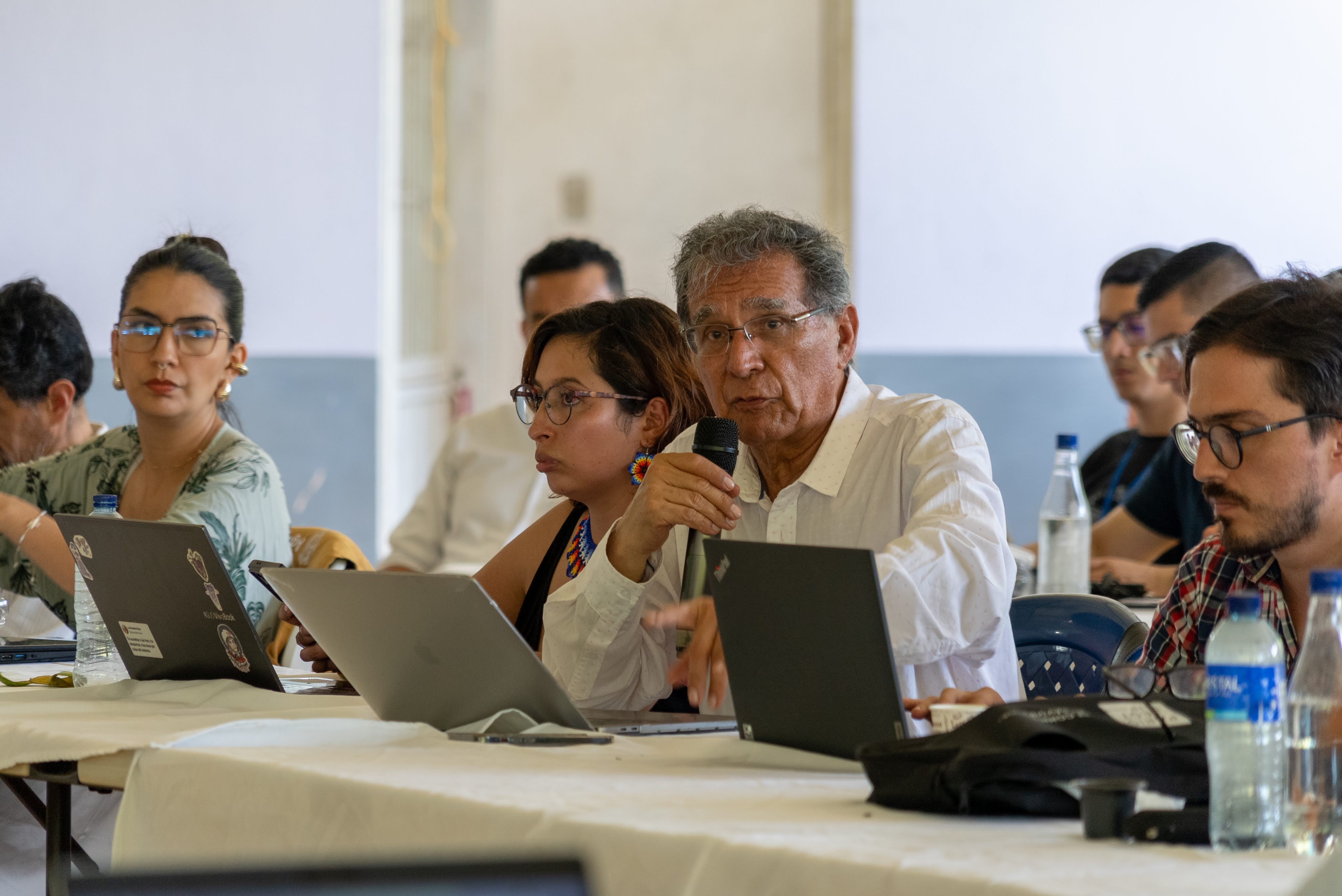 El negociador Camilo González Posso durante una reunión en Caquetá, en el marco del proceso de paz con el EMBF.