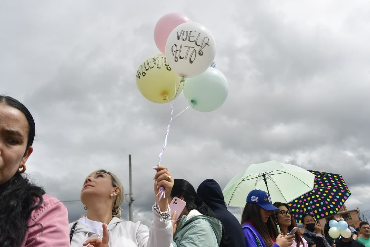 La ciudadanía acudió con globos que contenían mensajes de condolencia por el deceso de Valeria Afanador.