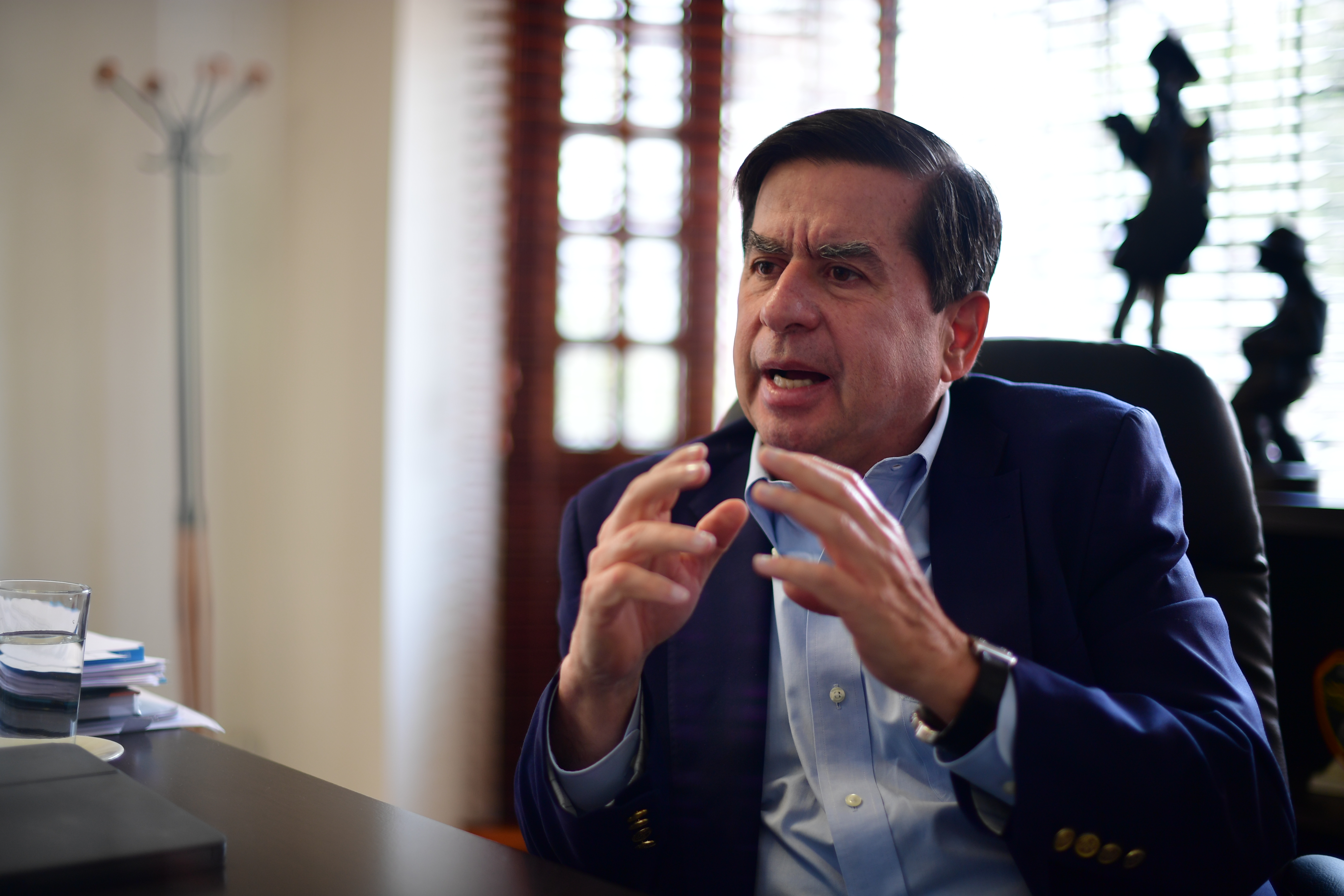 Político colombiano, fue ministro del Interior durante el gobierno de Juan Manuel Santos.