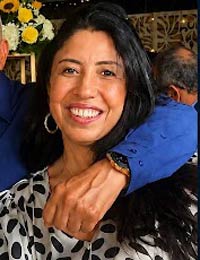 Era odontóloga y una mujer entregada al servicio de los demás. Su familia la recuerda por su fe y por su compromiso con Dios. Ejercía su profesión con la intención de ayudar a las personas.