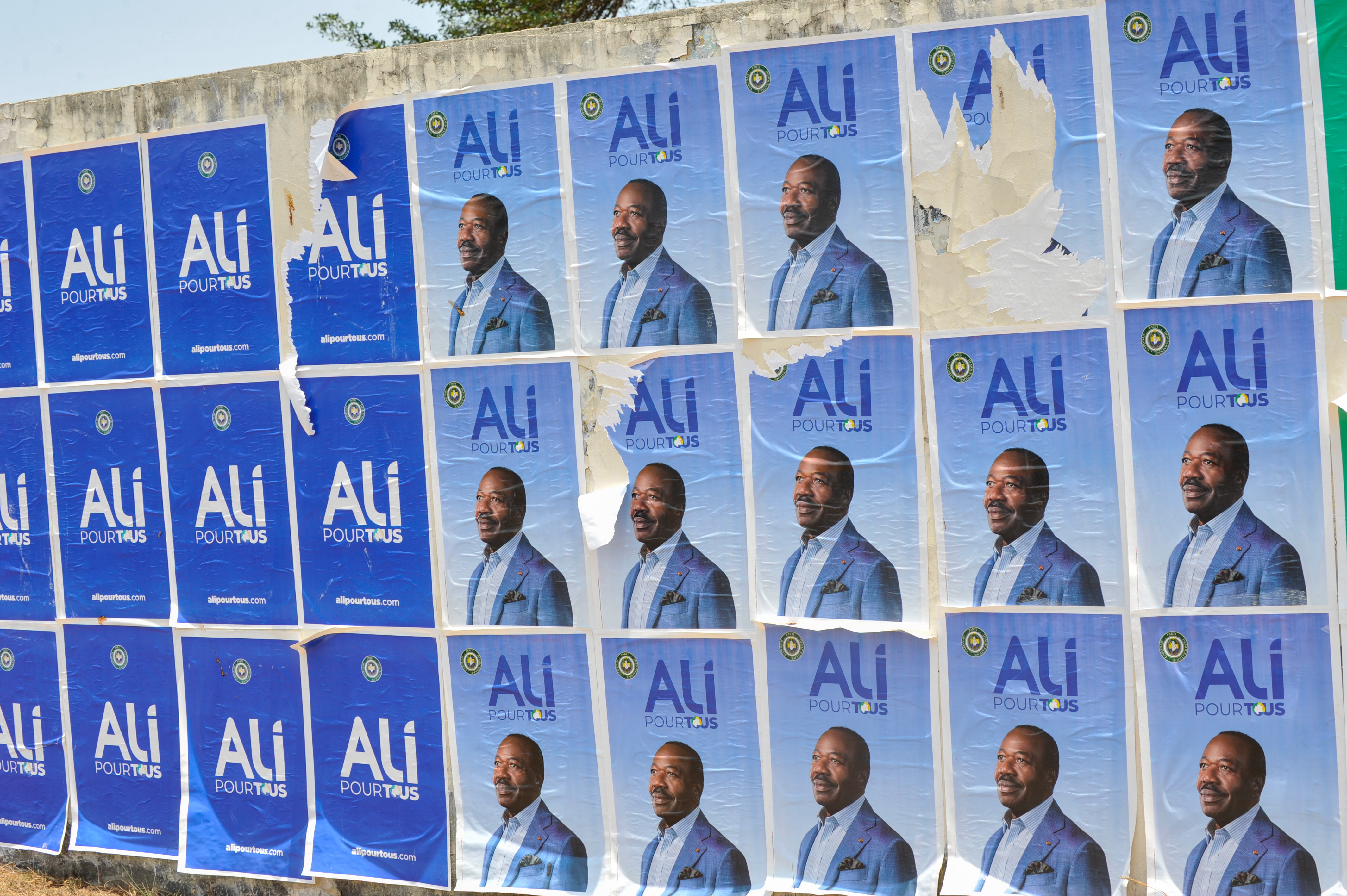 Libreville (Gabon), 31/08/2023.- Posters of ousted President Ali Bongo Ondimba are displayed on a wall in Libreville, Gabon, 31 August 2023. The coup leaders announced on Gabon's state TV that General Brice Clotaire Oligui Nguema has been designated President of a transitional committee to lead the country. (Golpe de Estado) EFE/EPA/STR