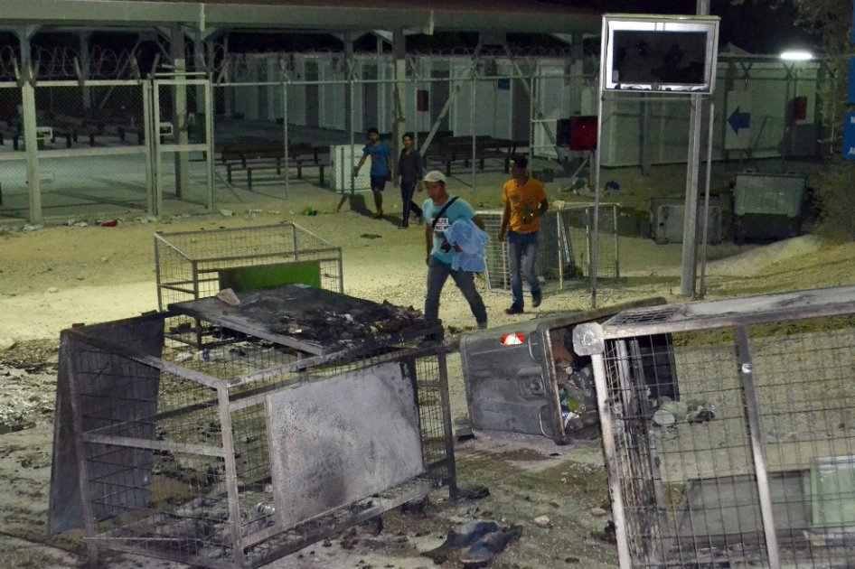Doble drama de migrantes en Grecia: se incendió refugio que acogía 5.650 personas