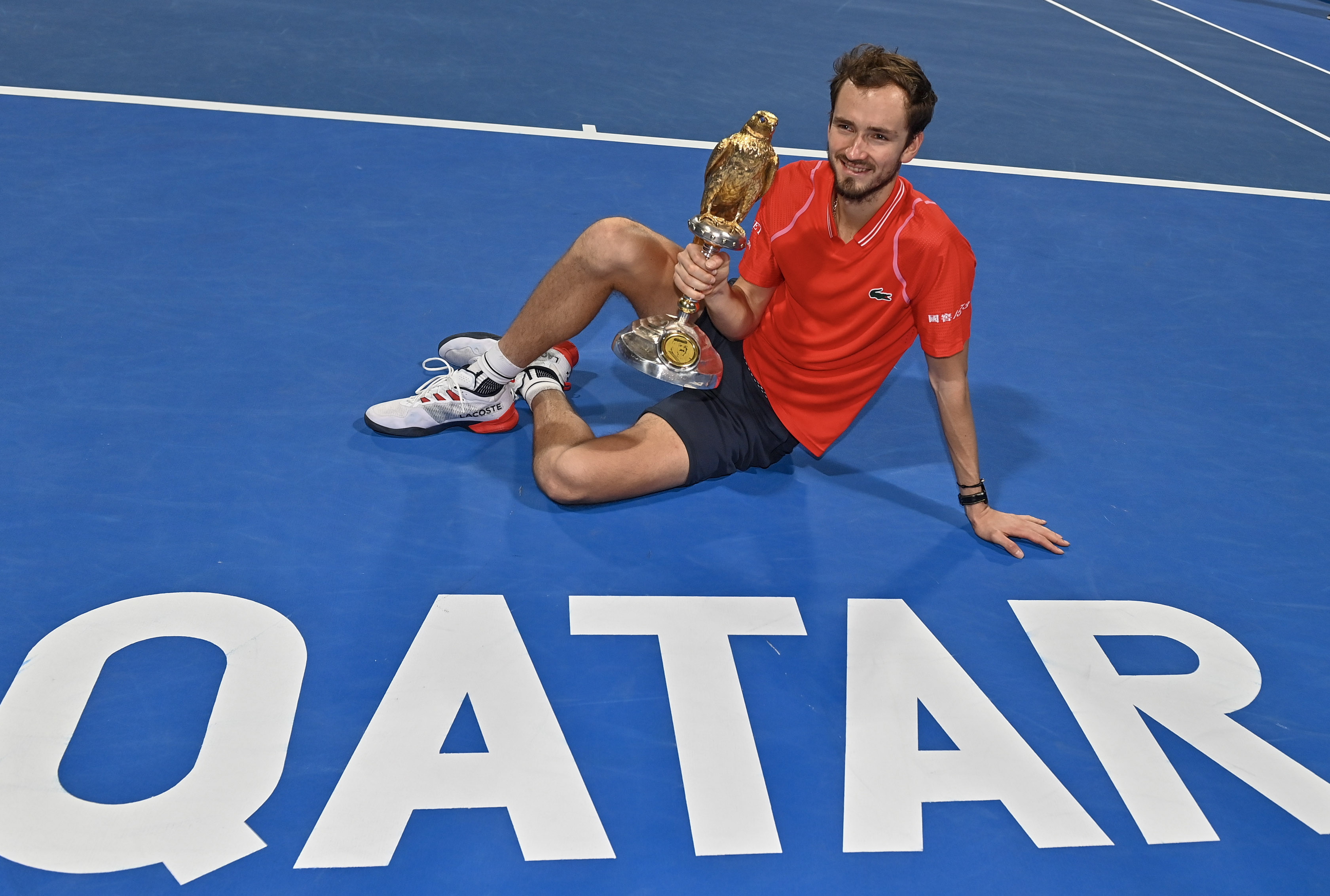 Doha (Qatar), 25/02/2023.- Daniil Medvedev of Russia poses with his trophy after winning the ATP Qatar Open tennis tournament final against Andy Murray of Great Britainat the Khalifa International Tennis Complex in Doha, Qatar, 25 February 2023. (Tenis, Abierto, Gran Bretaña, Rusia, Reino Unido, Catar) EFE/EPA/NOUSHAD THEKKAYIL