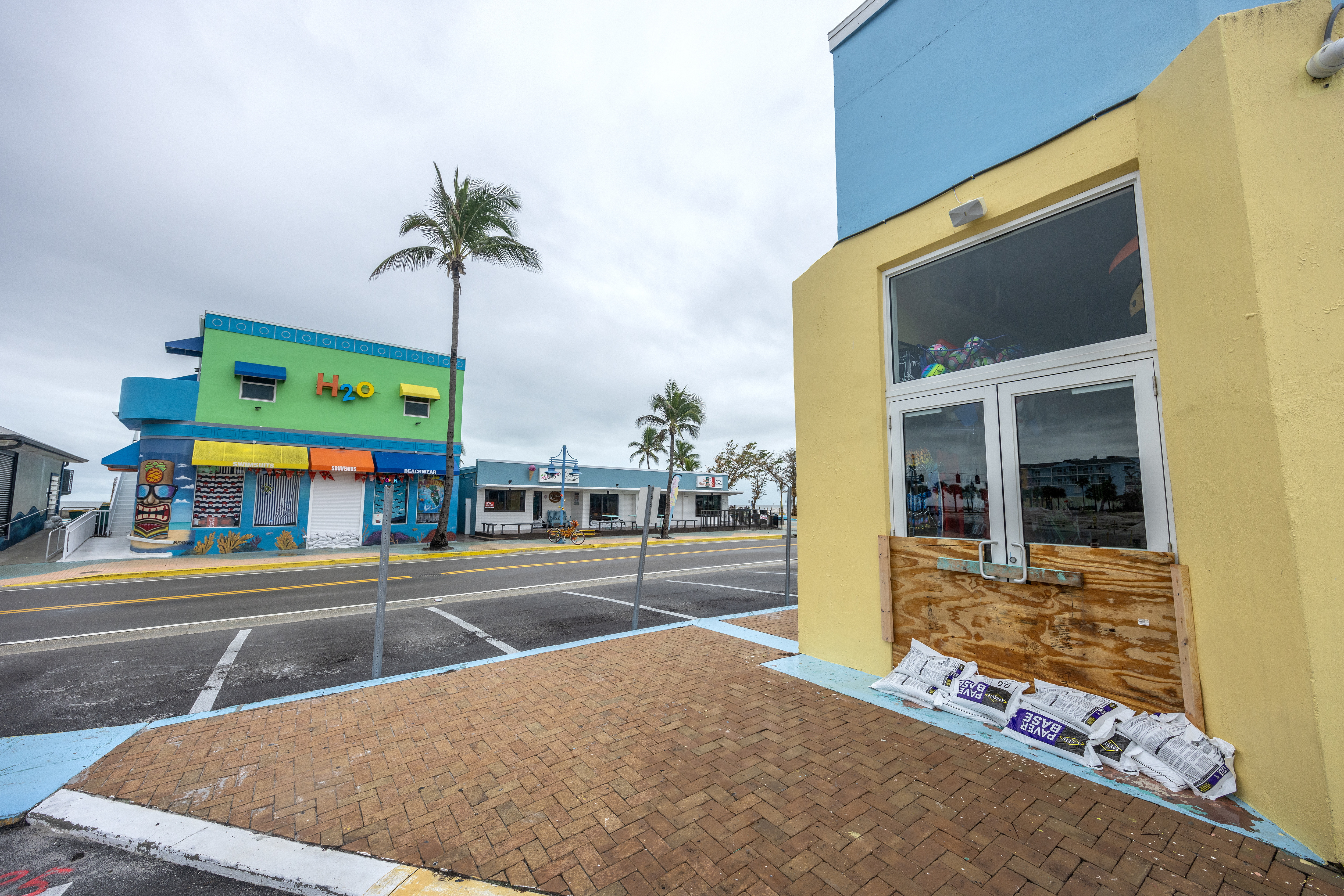 Fort Myers (United States), 08/10/2024.- The enterance to a restaurant is boarded up and lined with sand bags as the city prepares for Hurricane Milton in Bonita Beach, Florida, USA, 08 October 2024. According to the National Hurricane Center's Live Hurricane Tracker, Hurricane Milton is set to make landfall on the west coast of Florida on the evening of 09 October. After rapidly intensifying into a Category 5 storm on 07 October, Milton is expected to weaken as it reaches shore but will still bring significant weather impacts across the state. (tormenta) EFE/EPA/CRISTOBAL HERRERA-ULASHKEVICH