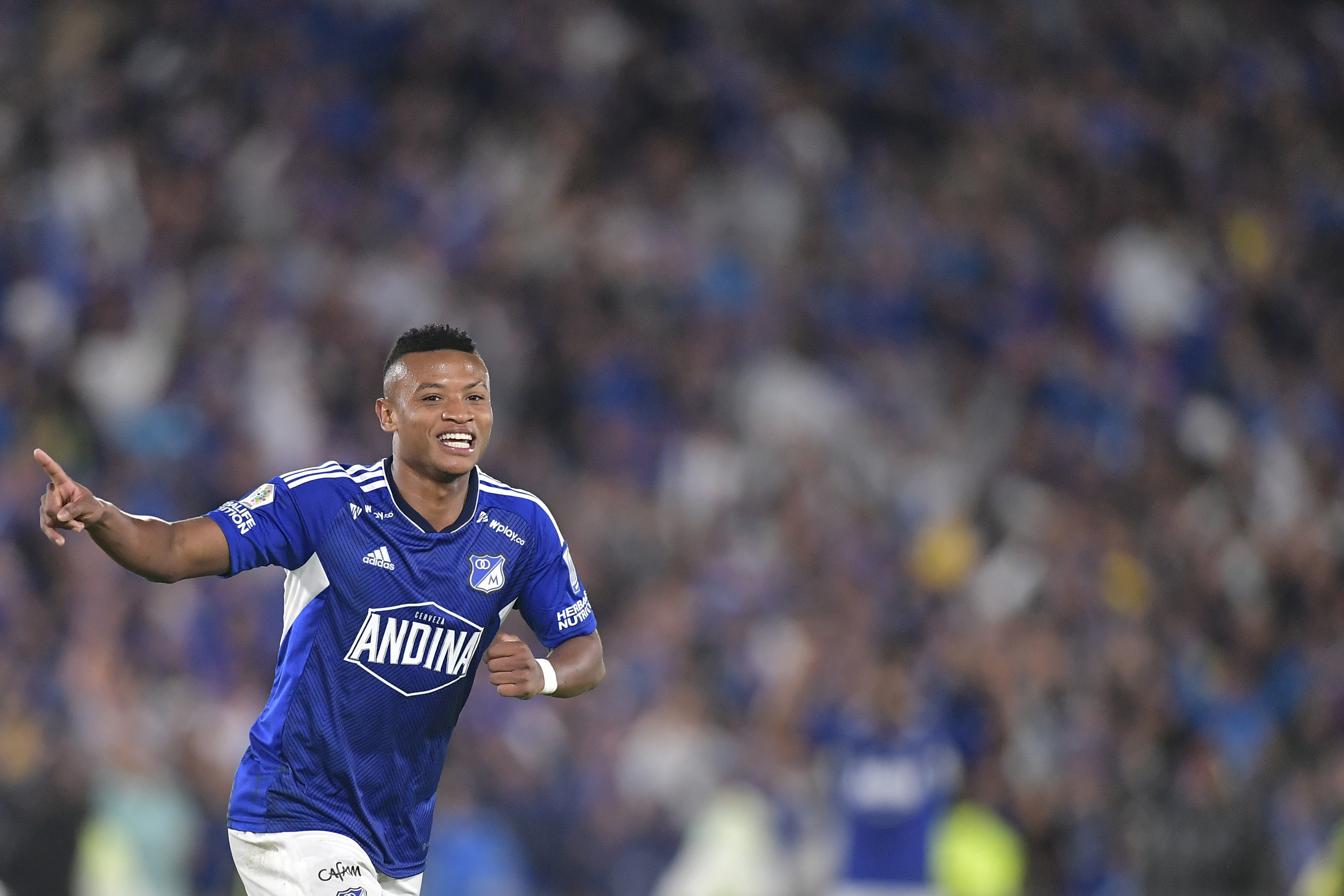 Jugador de Millonarios durante el encuentro ante el América de Cali en el estadio El Campín de Bogotá