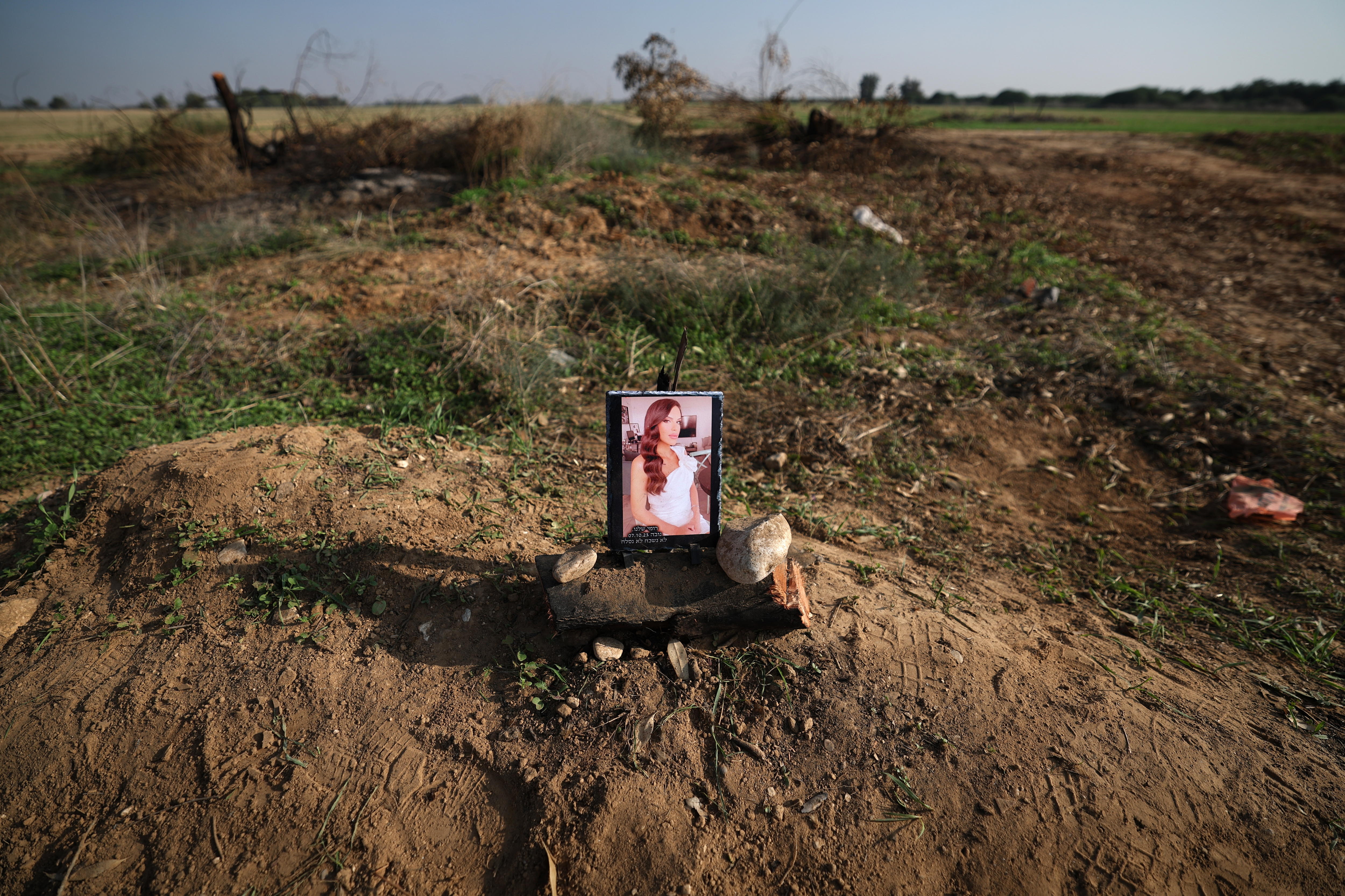 Reim (Israel), 01/12/2023.- The photo of a Nova music festival victim at the site of the festival near Kibbutz Reim, close to the Gaza border in southern Israel, 01 December 2023. More than 360 people attending the festival were killed during an attack by Hamas militants on 07 October. Thousands of Israelis and Palestinians have died since the militant group Hamas launched an unprecedented attack on Israel from the Gaza Strip on 07 October, and the Israeli strikes on the Palestinian enclave which followed it. (Kibutz) EFE/EPA/ATEF SAFADI