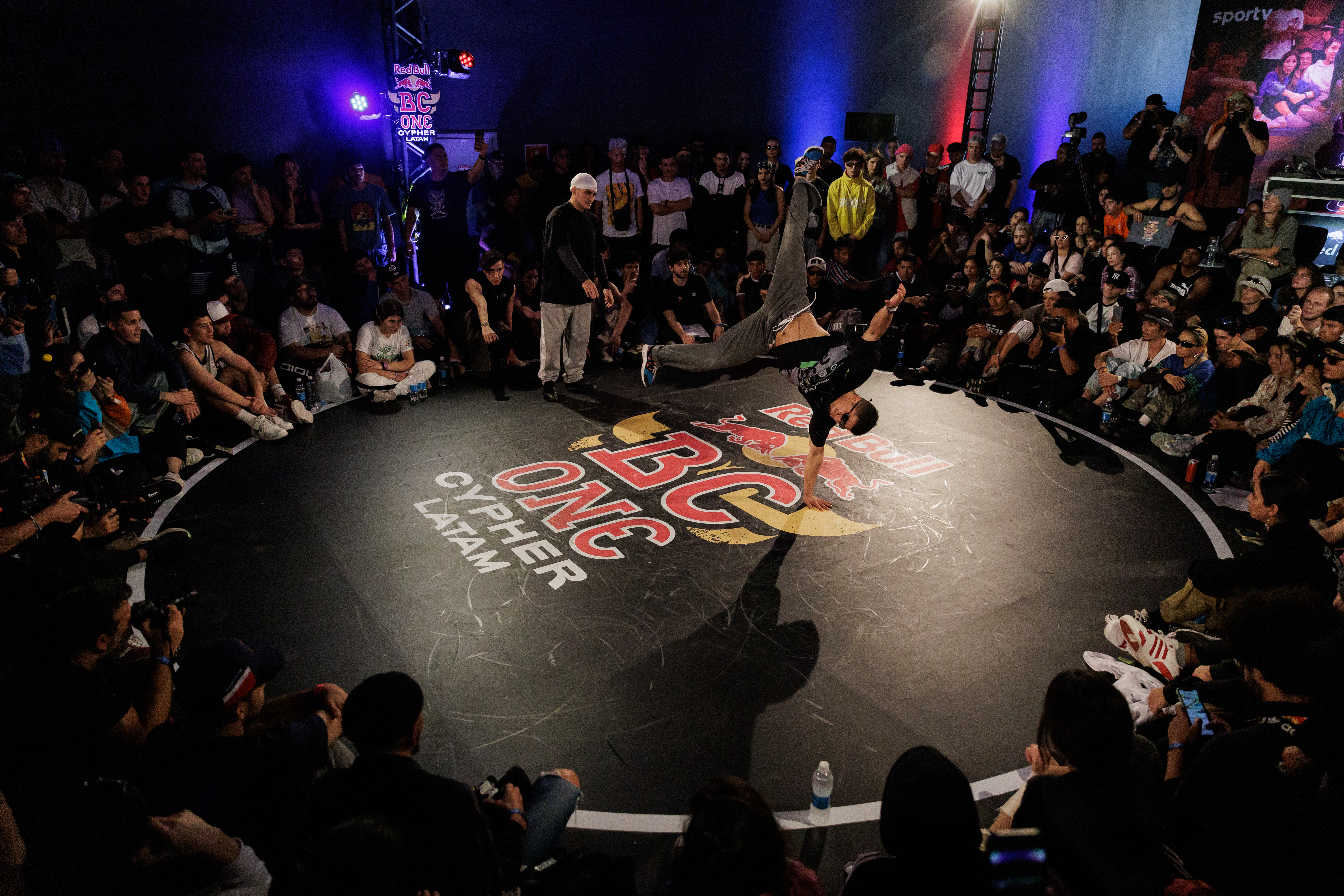 AME5006. SAO PAULO (BRASIL), 22/07/2023.- El B-boy (break-boy) colombiano Ricky Rules, campeón LATAM entre los países que no tuvieron etapas propias, demuestra su talento durante el Red Bull BC One Camp Brasil, la mayor competición del baile urbano 'breakdance' del mundo, celebrada hoy en el Memorial da América Latina en São Paulo (Brasil). EFE/ Isaac Fontana