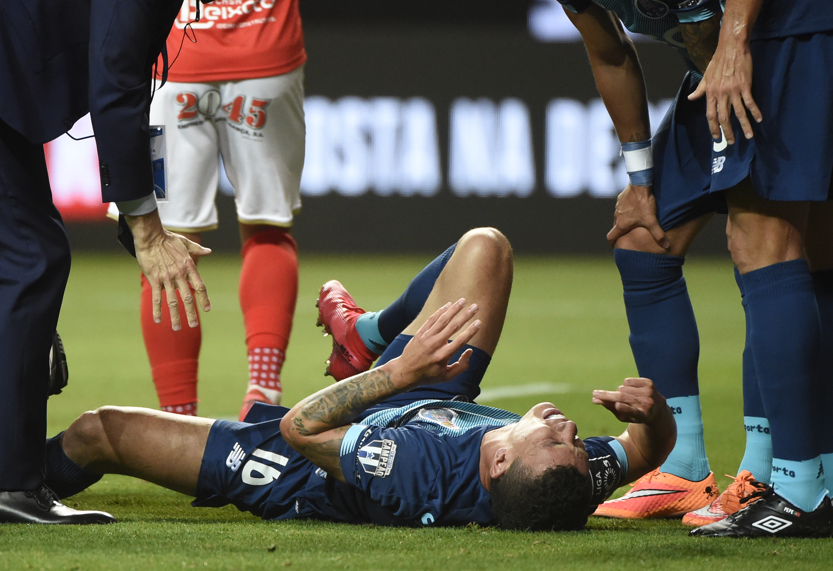 Matheus Uribe sufrió una delicada lesión en el gol que anotó con el Porto