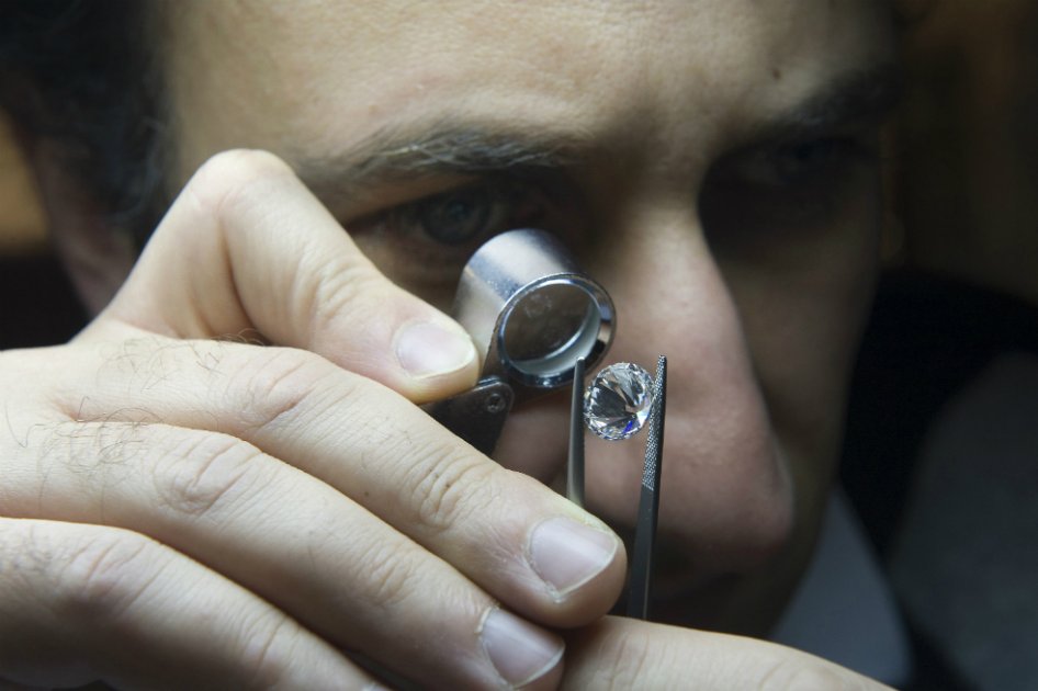 Petra Diamonds prevé desaceleración de caída de diamantes