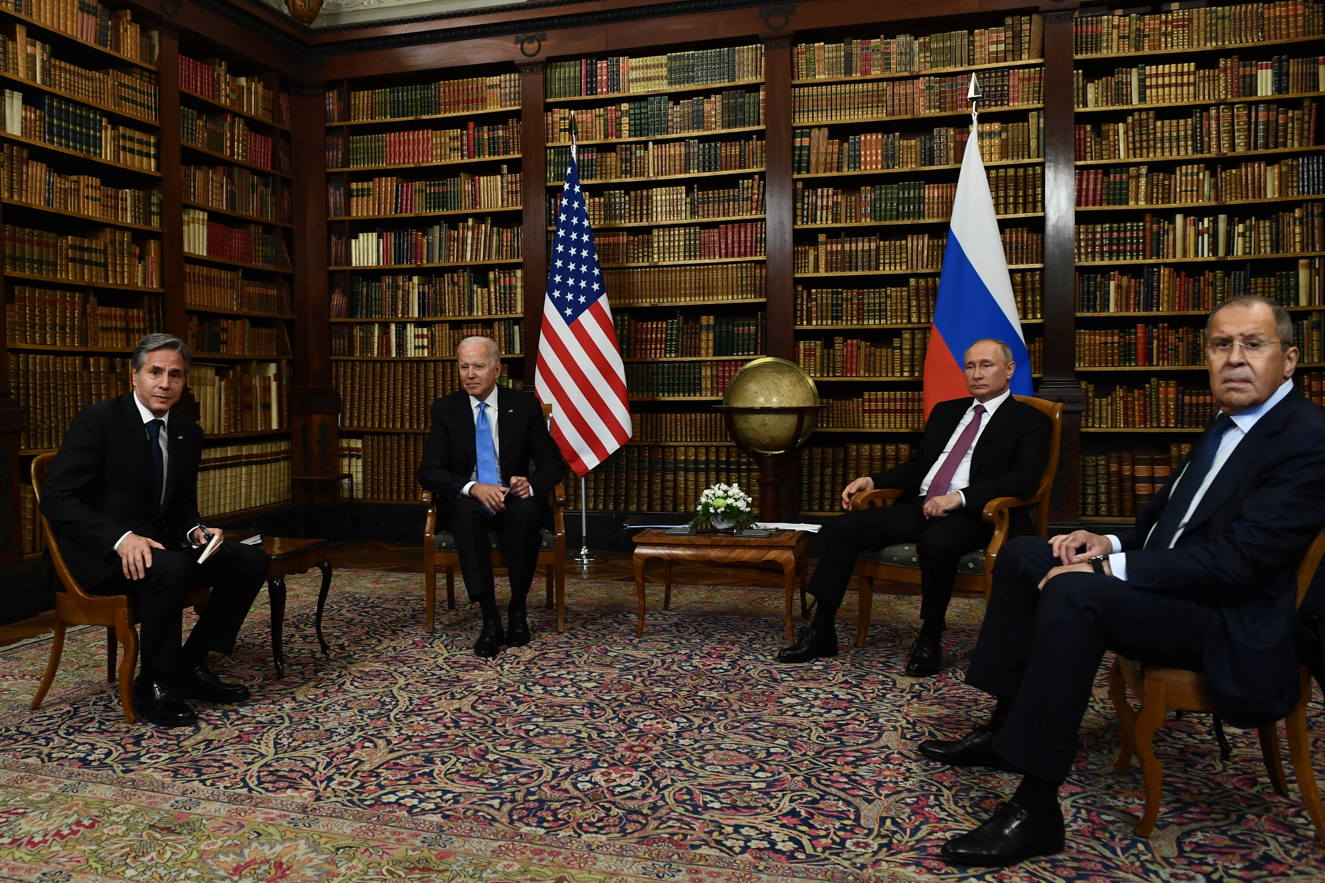 El encuentro arrancó con una reunión en formato reducido que incluía a Biden, Putin y los jefes de la diplomacia estadounidense y rusa, Antony Blinken y Serguéi Lavrov. Luego habrá una sesión de trabajo más amplia.