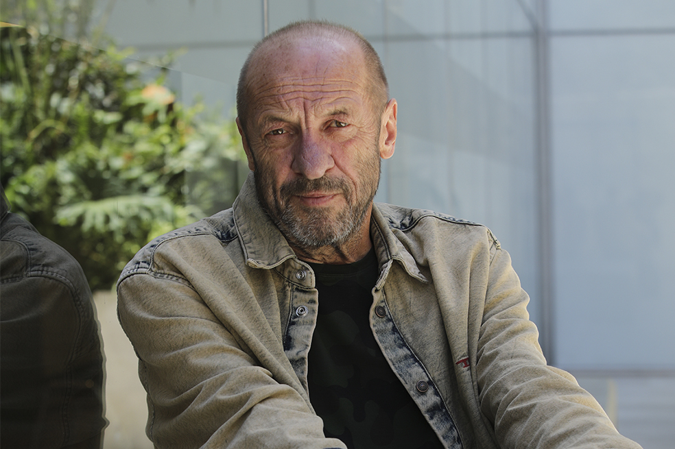 El reconocido compositor de cine polaco, famoso mundialmente por bandas sonoras como la trilogía de Krzysztof Kieslowski -Red, Blue and White-, El Olvido que seremos, The Secret Garden obras en The Crown, entre otros, viene- tras 6 años de estar concretando su participación- a inaugurar el XII Festival Internacional de Música Sacra de Bogotá.