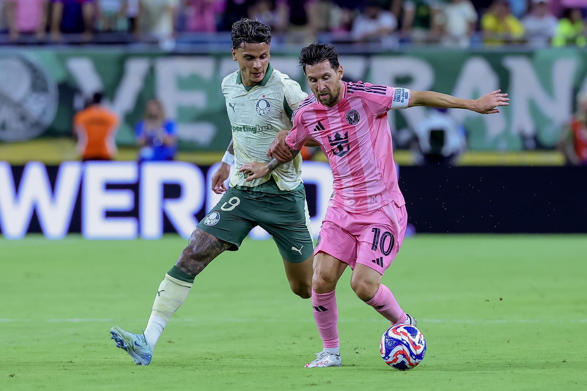 MIAMI GARDENS (United States), 24/06/2025.- Lionel Messi (R) of Inter Miami in action against Vitor Roque (L) of Palmeiras during the FIFA Club World Cup 2025 match between Inter Miami and Palmeiras in Miami Gardens, Florida, USA, 23 June 2025. (Mundial de Fútbol) EFE/EPA/CRISTOBAL HERRERA-ULASHKEVICH
