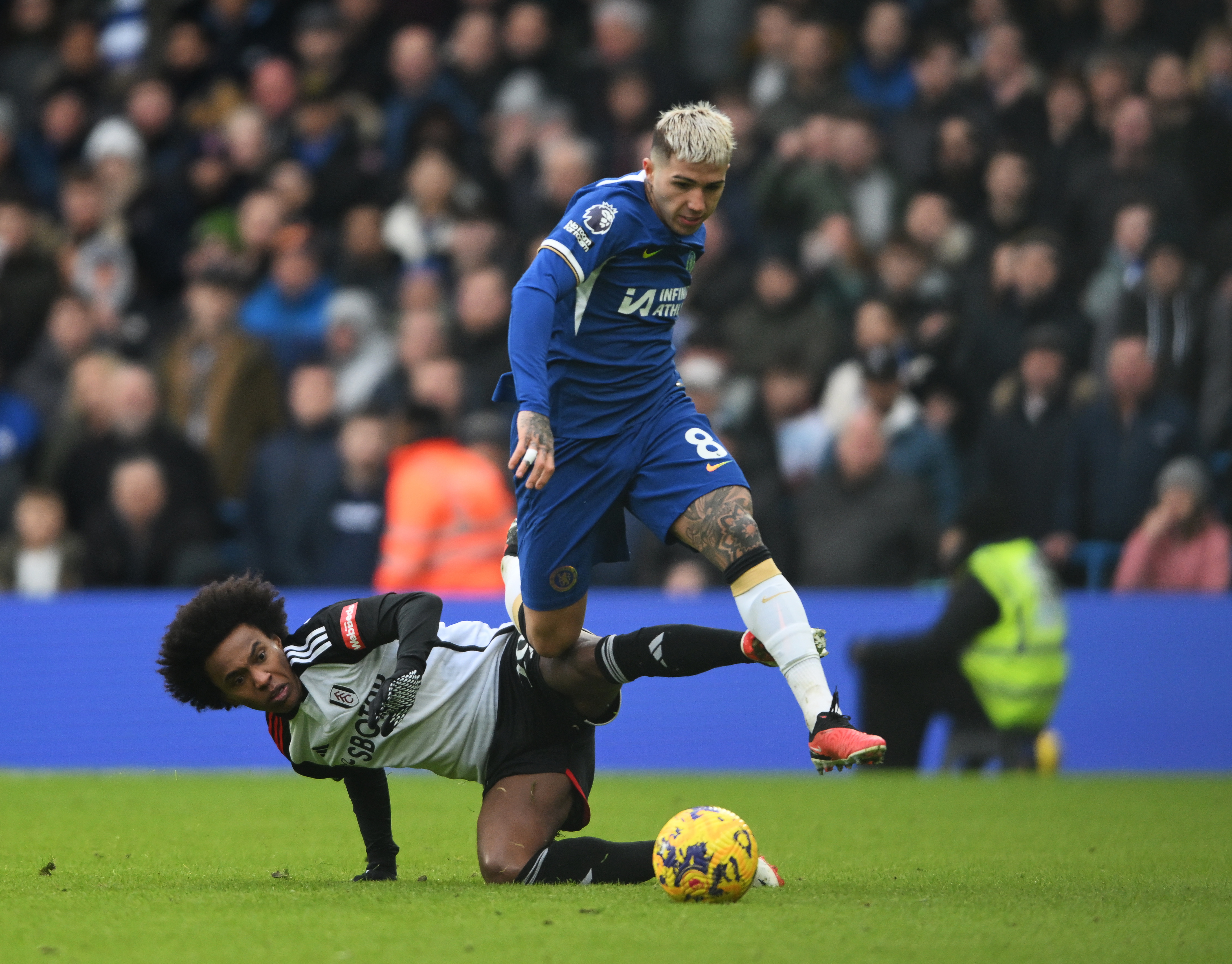 London (United Kingdom), 13/01/2024.- Chelsea's Enzo Fernadez skips past the challenge of Fulham'Äôs Willian during the English Premier League match between Chelsea and Fulham in London, Britain, 13 January 2024. (Reino Unido, Londres) EFE/EPA/DANIEL HAMBURY EDITORIAL USE ONLY. No use with unauthorized audio, video, data, fixture lists, club/league logos, 'live' services or NFTs. Online in-match use limited to 120 images, no video emulation. No use in betting, games or single club/league/player publications.