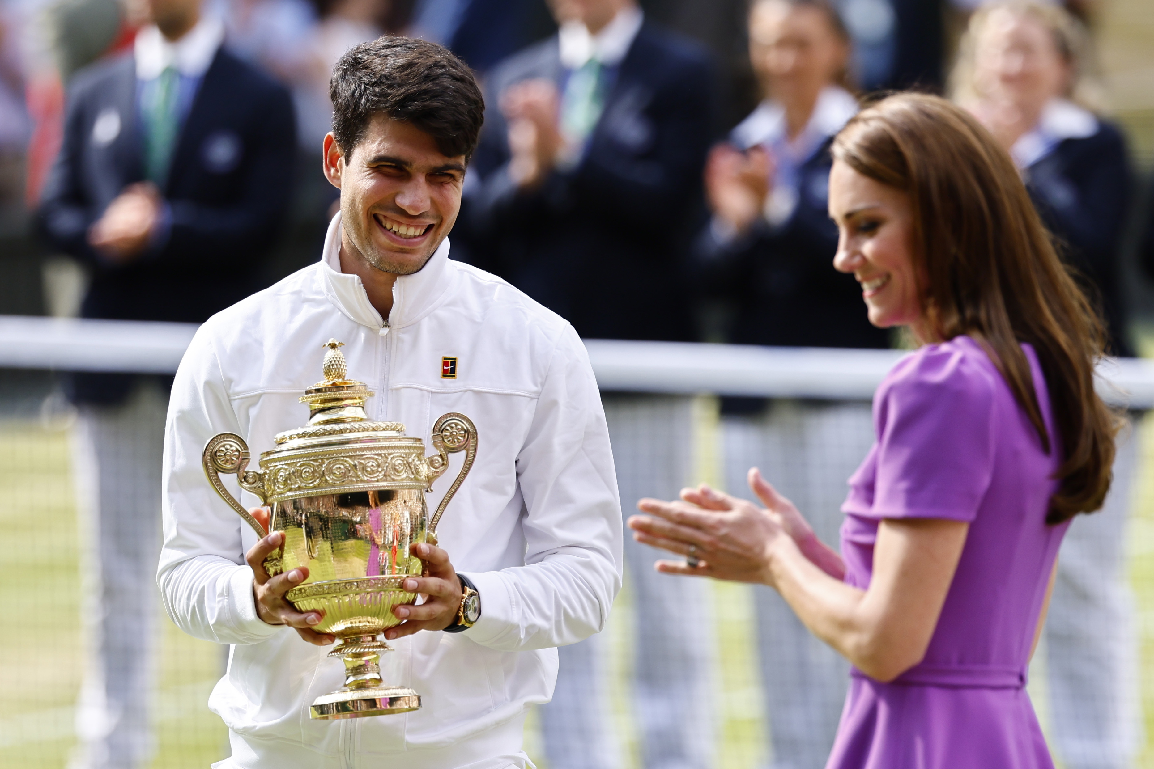 Wimbledon (United Kingdom), 14/07/2024.- Carlos Alcaraz of Spain receives the trophy from Britain's Catherine, Princess of Wales after winning the Men's final against Novak Djokovic of Serbia at the Wimbledon Championships, Wimbledon, Britain, 14 July 2024. (Tenis, Princesa de Gales, España, Reino Unido) EFE/EPA/TOLGA AKMEN EDITORIAL USE ONLY