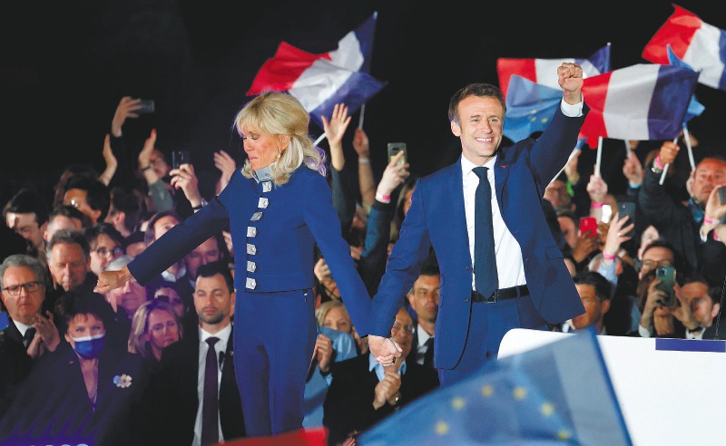 Emmanuel y Brigitte Macron luego de la victoria en la segunda vuelta presidencial. 