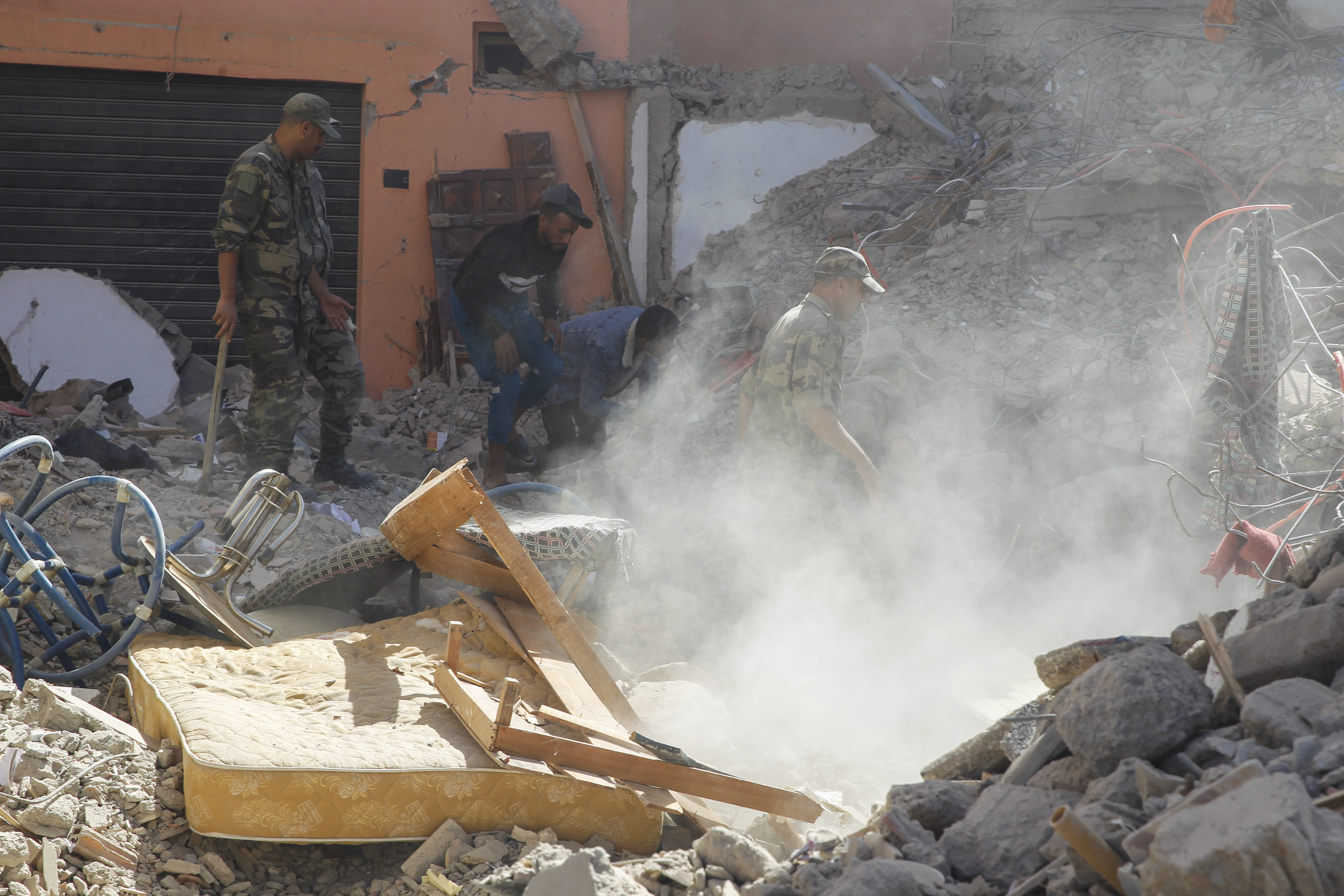 AMIZMIZ (MARRUECOS), 09/09/2023.- Efectivos del ejército buscan supervivientes entre los escombros de edificios derruidos en la población de Amizmiz, situada a unos 30 kilómetros del epicentro del terremoto, en las faldas del Atlas. EFE/ María Traspaderne