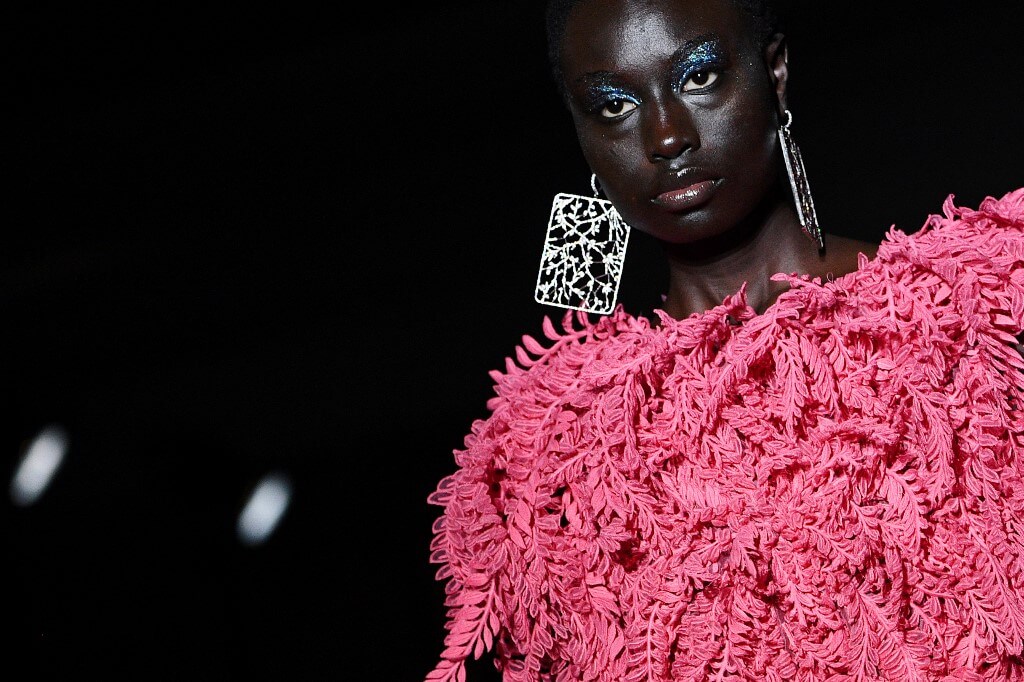 Un diseñador indio y un camerunés cerraron la Semana de la Moda de París