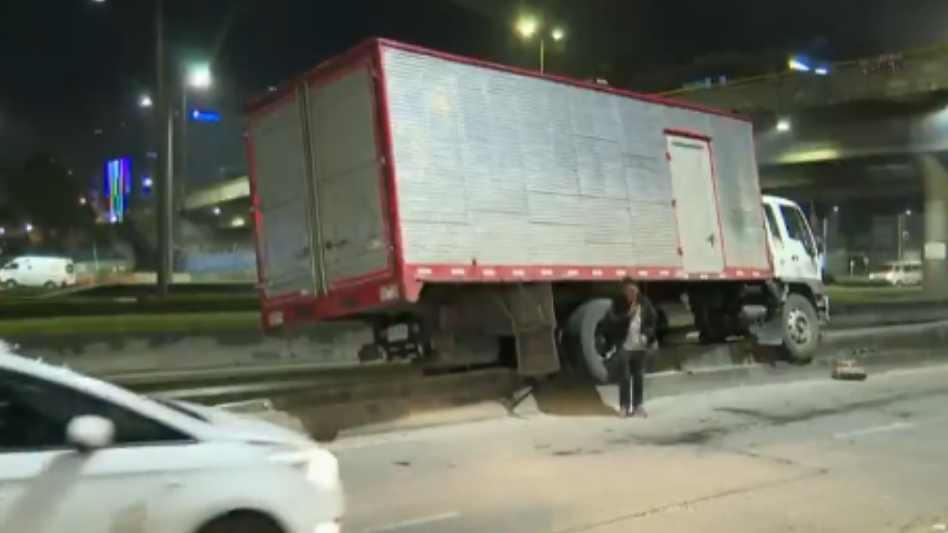Movilidad hoy, 7 de marzo: grúa retira camión en Autopista Norte