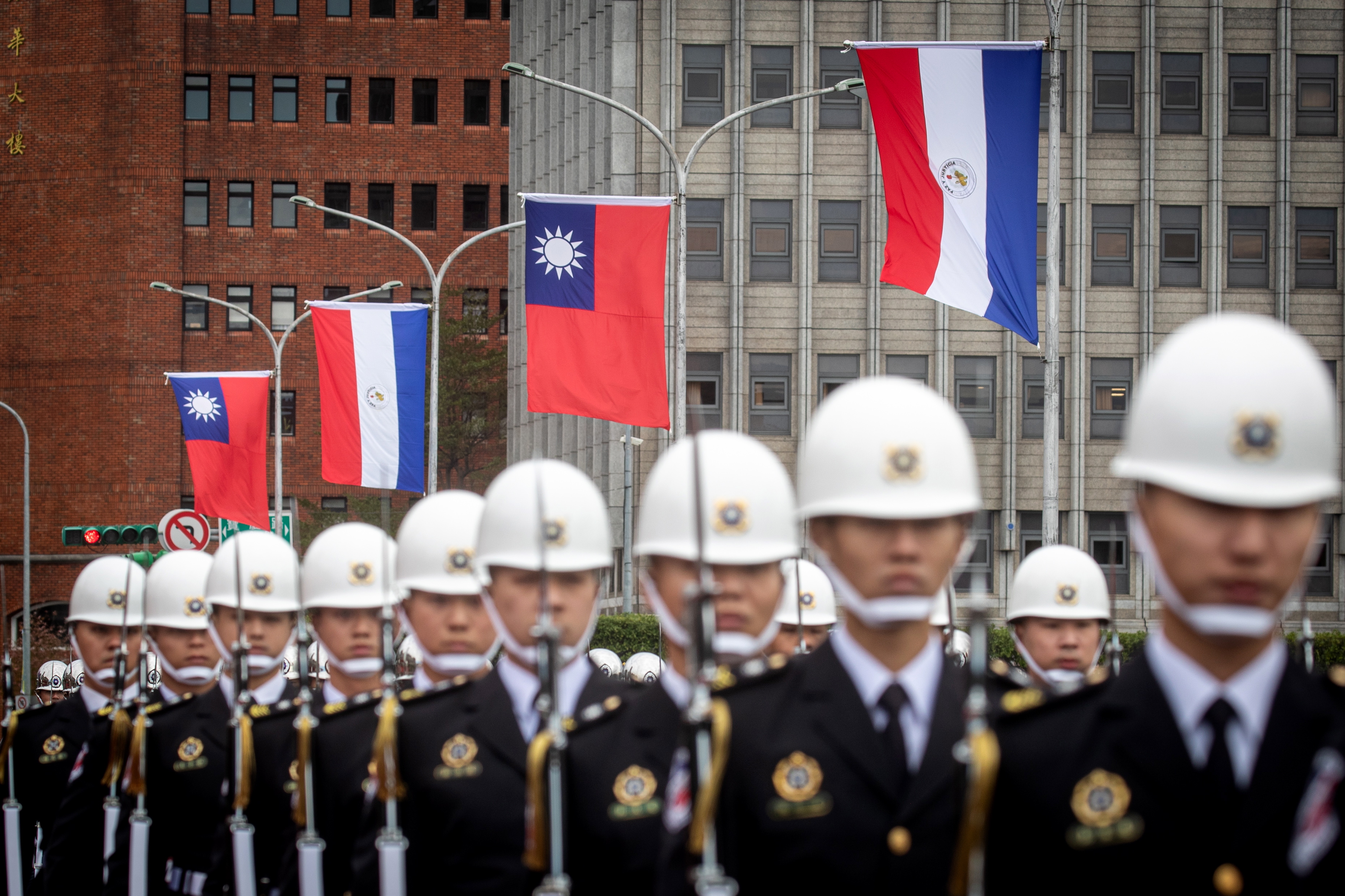 Taipei (Taiwan), 16/02/2023.- A Taiwanese honor guard stands at attention ahead of the arrival of Taiwan President Tsai Ing-wen and Paraguay President Mario Abdo Benitez ahead of their bilateral meeting, in front of the presidential office in Taipei, Taiwan, 16 February 2023. In January, Efrain Alegre, the Paraguayan presidential candidate of a large coalition vying to unseat Abdo Benitez's conservative Colorado Party, declared that if the opposition won the April 30 election he would sever diplomatic ties with Taiwan and recognize China instead. EFE/EPA/RITCHIE B. TONGO