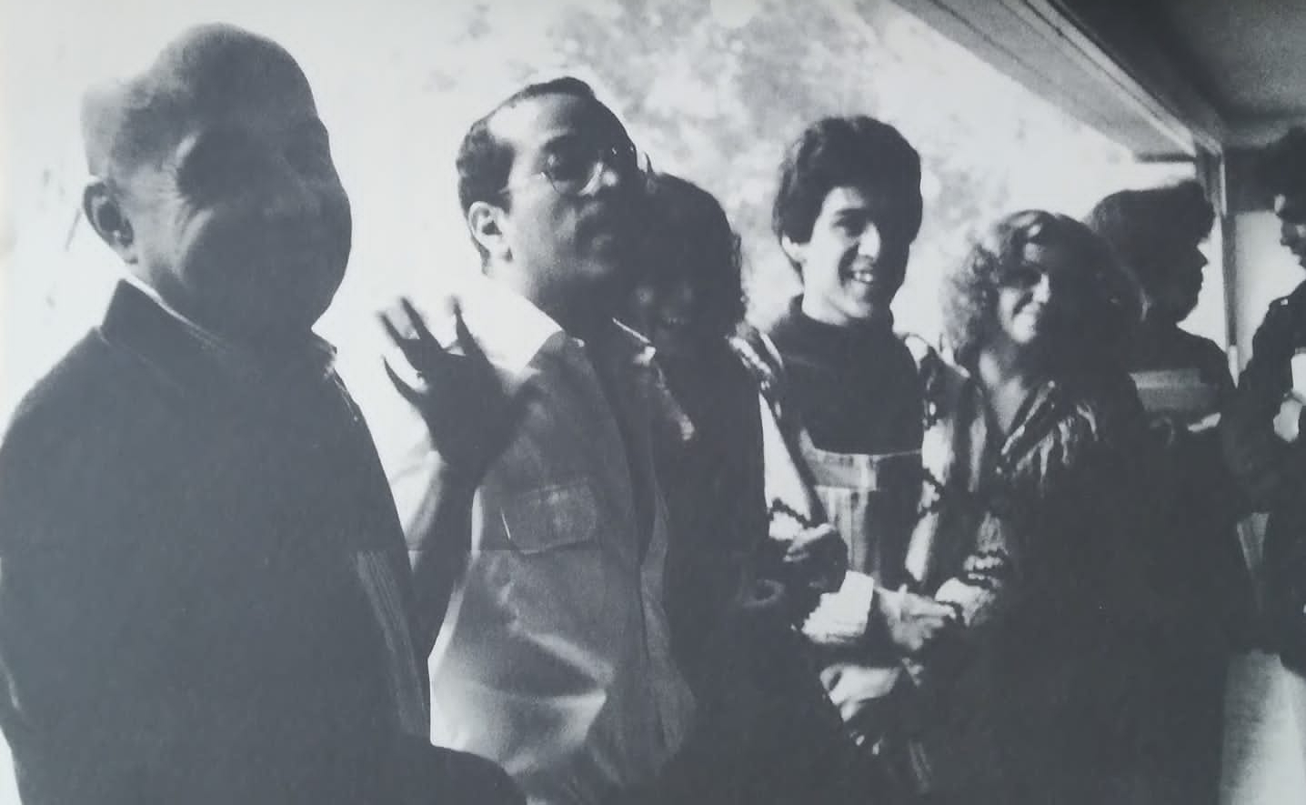 Edgar Negret, Álvaro Barrios, Beatriz González, Daniel Castro, Jimena de Valdenebro, Doris Salcedo y Germán Riveros, circa 1980. Beatriz González dirigía una escuela de guías en el Museo de Arte Moderno de Bogotá. Allí la conocieron los entonces estudiantes de artes Daniel Castro y Doris Salcedo.