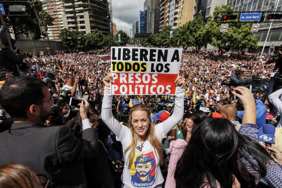 Lillian Tintori se convirtió en la voz de su marido durante los tres años que permaneció en la cárcel. / EFE