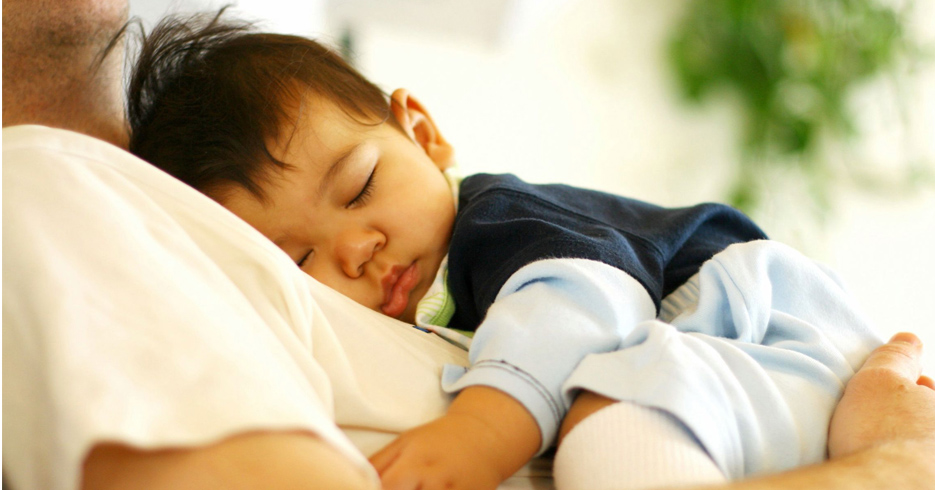 02A15HDS Baby asleep on his father's chest. 