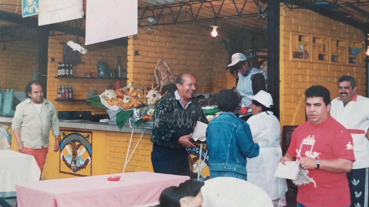 La familia parra, hace unos 40 años, en su puesto de fritanga en el Palacio del Colesterol. De rojo Carlos Parra.