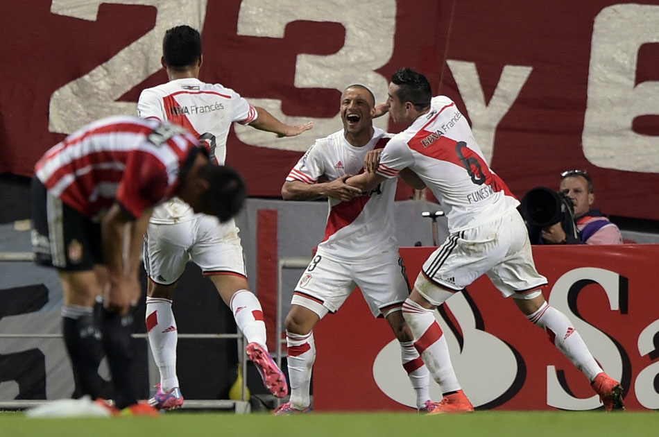 River venció a Estudiantes en el primer duelo por cuartos de la Suramericana