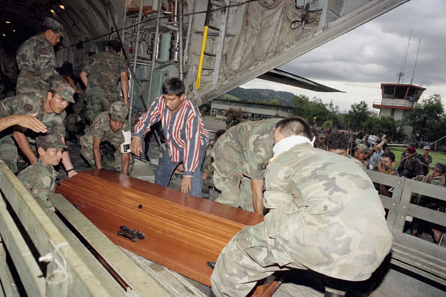 Varios soldados trasladaron los cuerpos de sus compañeros asesinados en la toma guerrillera a la base Las Delicias el 30 de agosto de 1996.