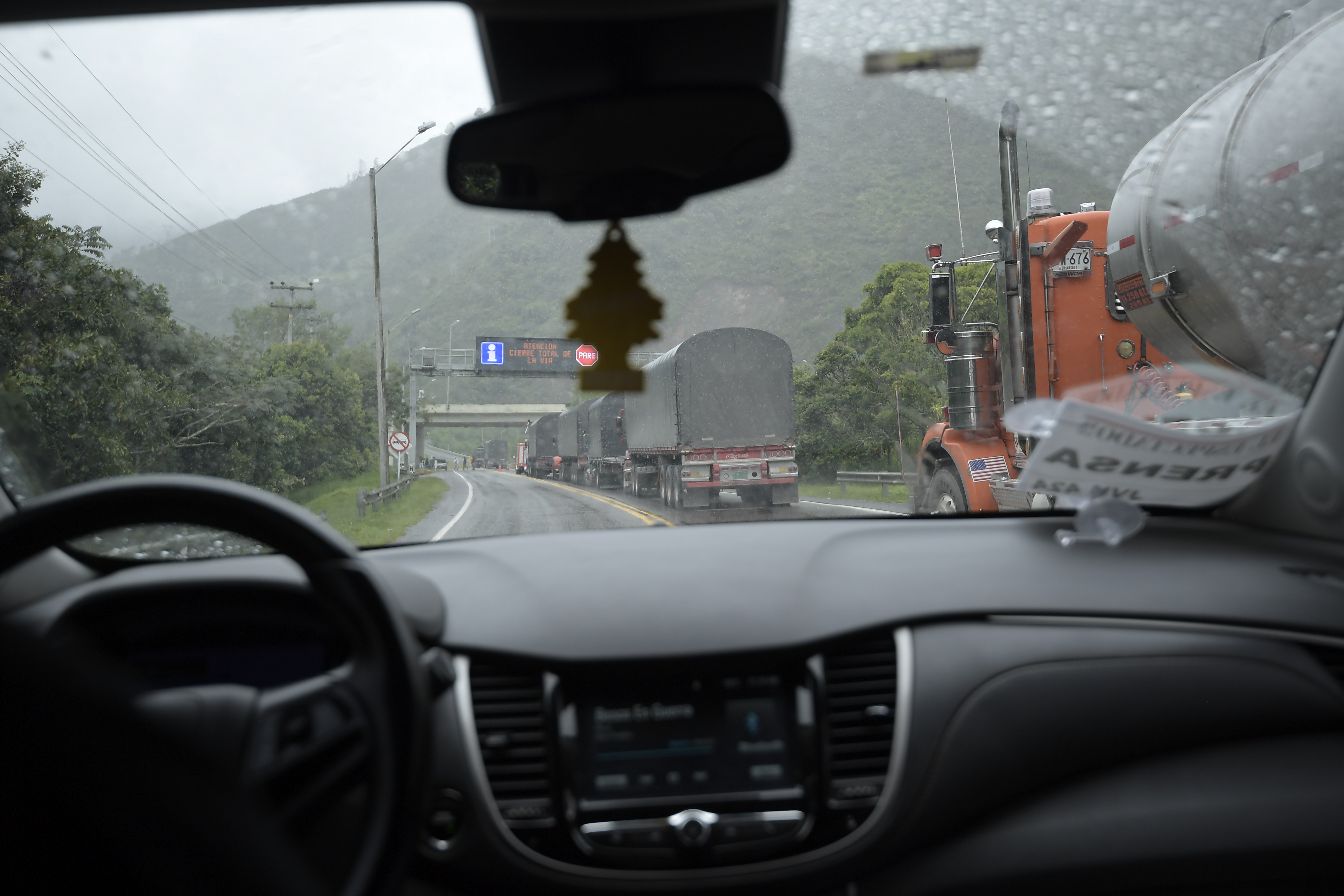 En la madrugada de este martes 18 de julio de 2023, una avalancha se presentó en la vereda Naranjal del municipio de Quetame, Cundinamarca, en inmediaciones del peaje del sector que comunica a Bogotá con Villavicencio.