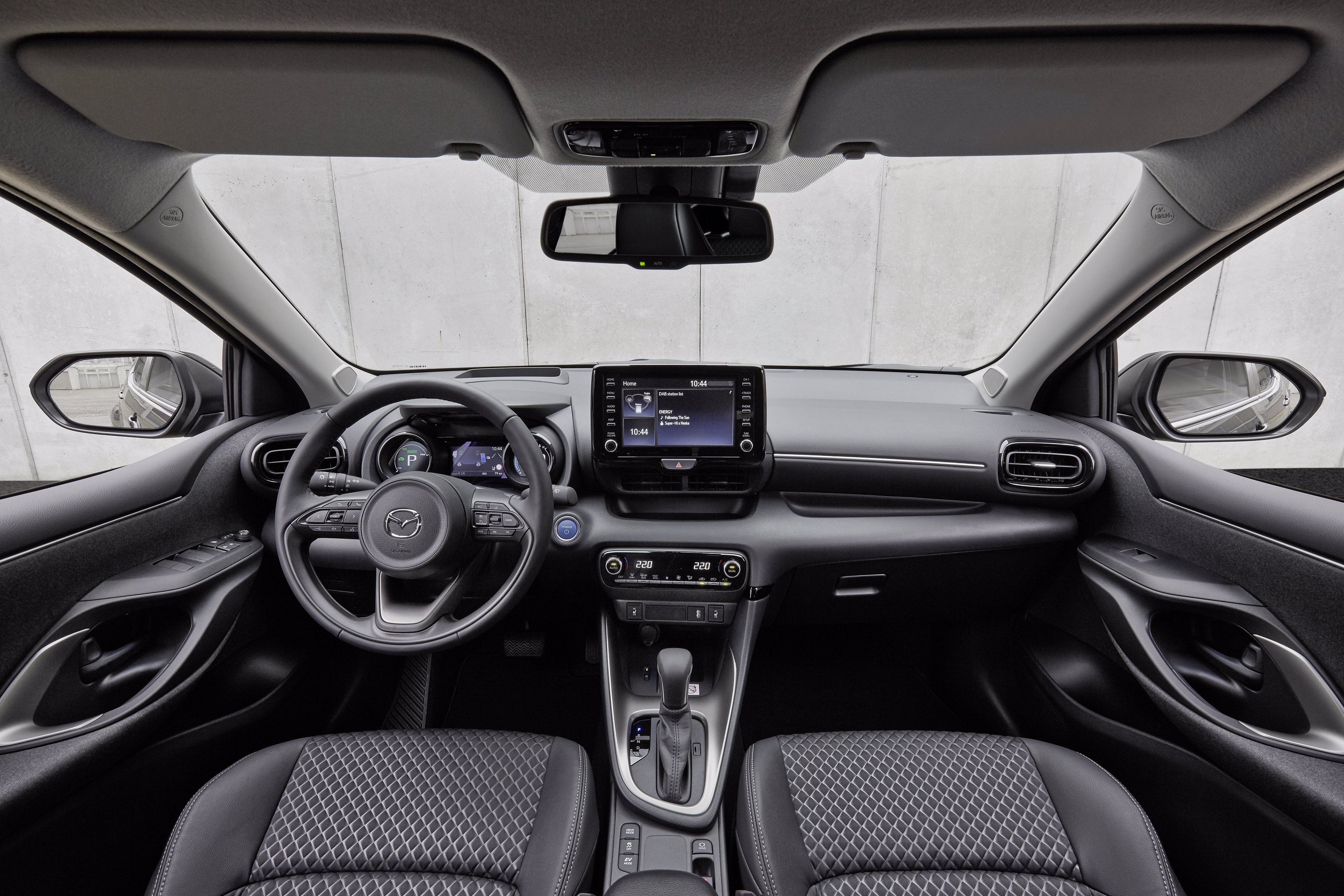 El vehículo es fruto de la alianza entre Mazda y Toyota. Su sistema de hibridación se basa en el Toyota Hybrid System.