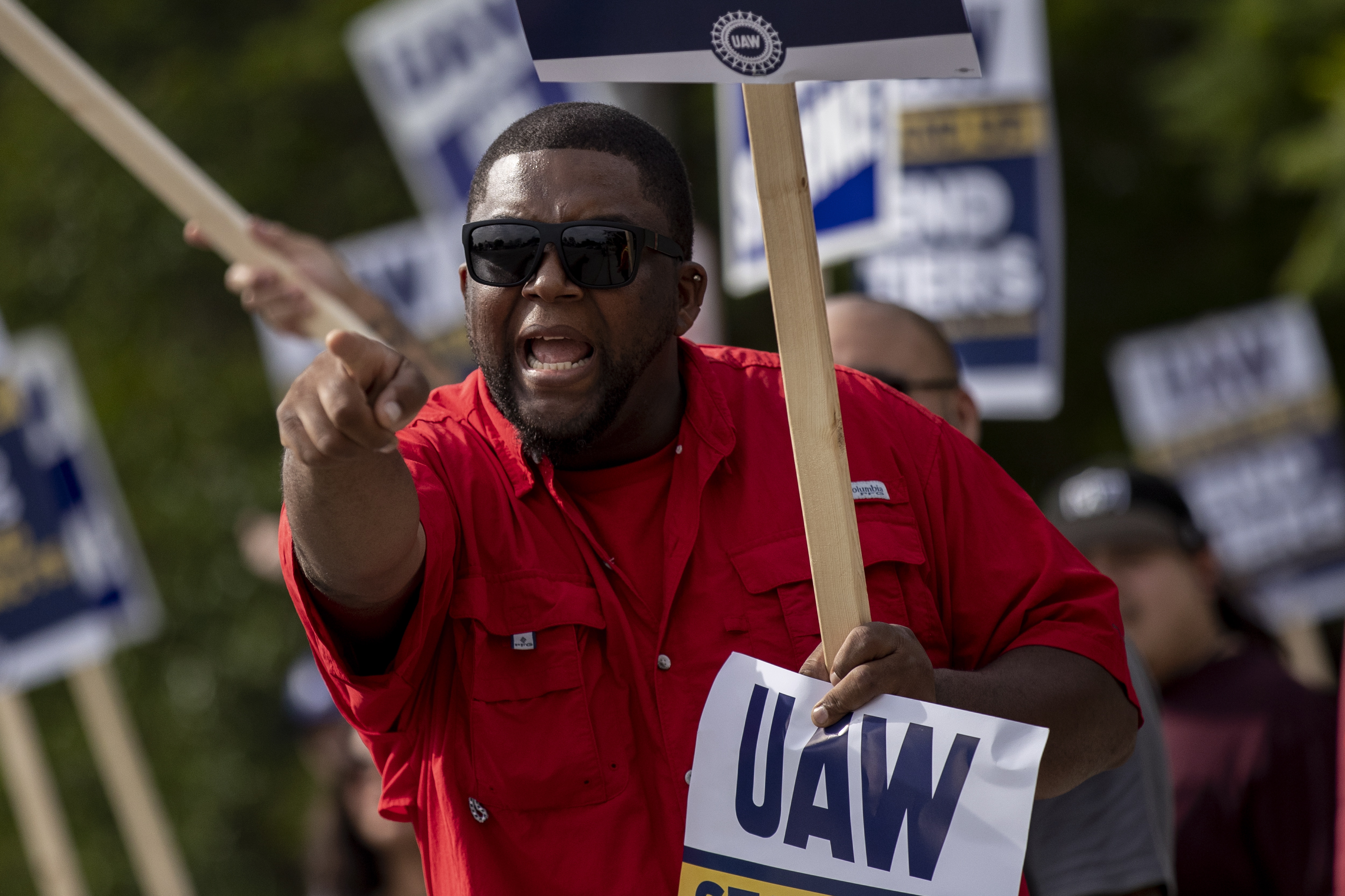 Rancho Cucamonga (United States), 22/09/2023.- UAW (United Auto Workers) union members demonstrate at an entrance of a General Motors facility in Rancho Cucamonga, California, USA, 22 September 2023. UAW announced they will extend their strike across the US against Stellantis and General Motors. EFE/EPA/ETIENNE LAURENT