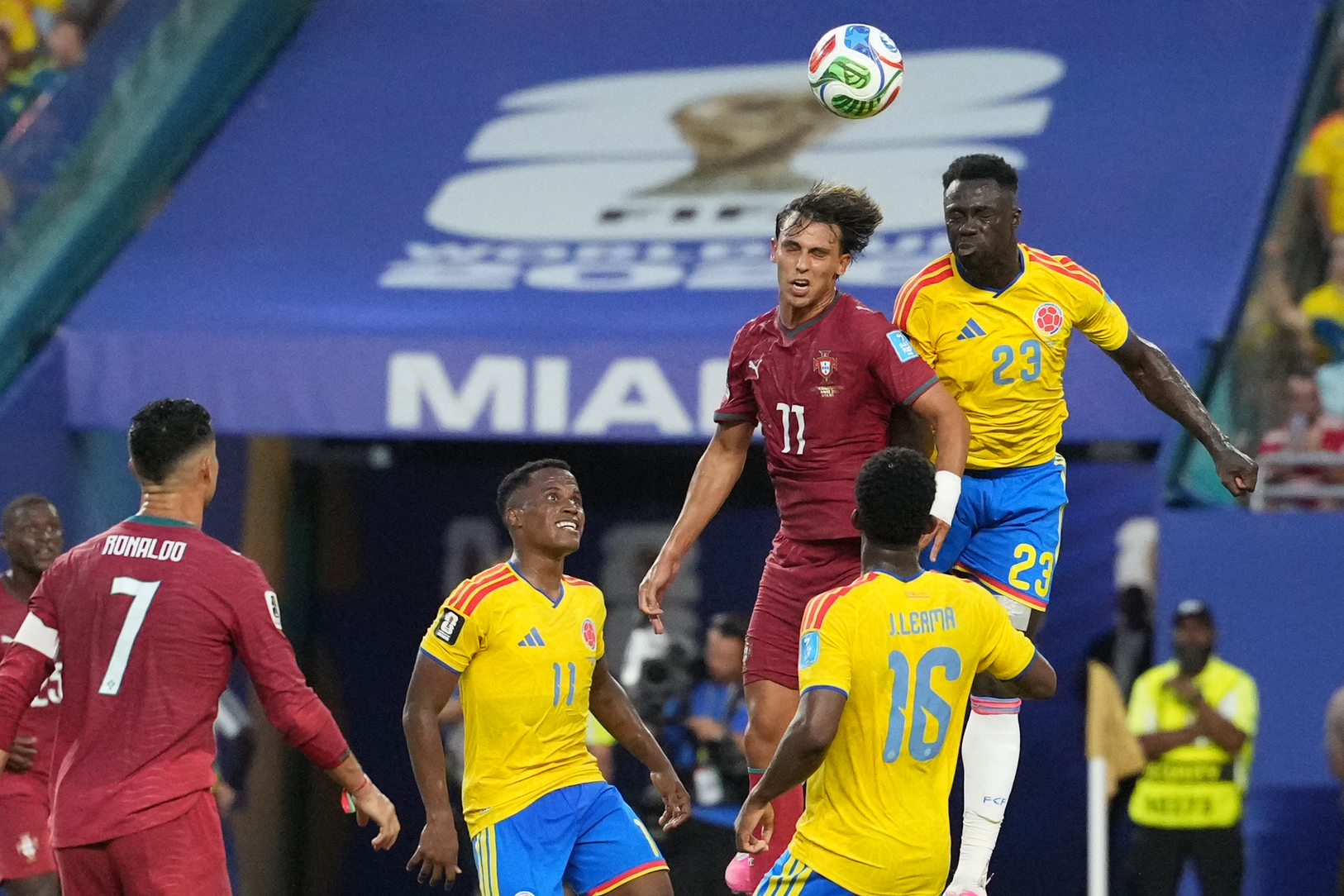 Era gol de Davinson Sánchez? Vea el gol anulado en el Colombia vs. Portugal  del Mundial 2026| Video| Noticias HOY|