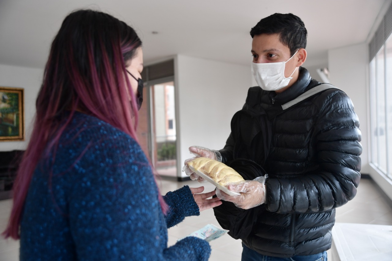 Días de coronavirus y héroes anónimos: Alexander, un vendedor de empanadas por Twitter