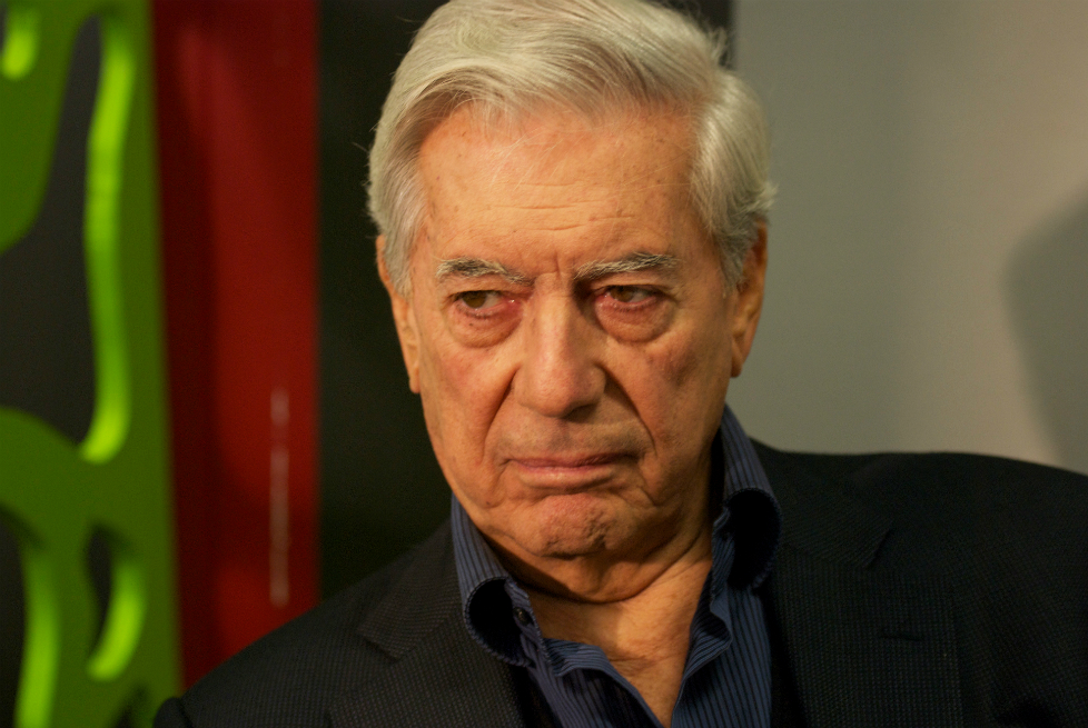 Más de 230 escritores, entre ellos Vargas Llosa, rechazan indulto a Fujimori