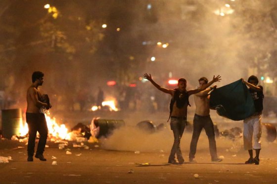 Advierten que la violencia en protestas en Río es apoyada por grupos políticos