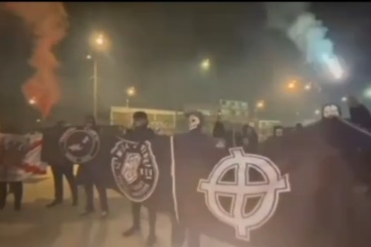 Denuncian quemas de libros y amenazas a minorías en eventos neonazis en Bogotá