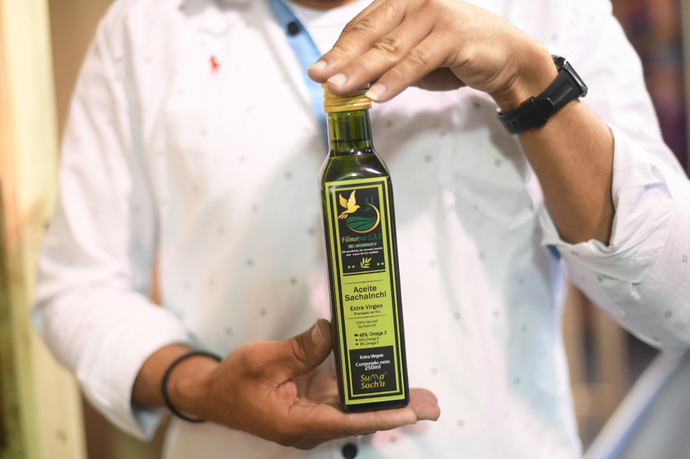 Otro de los productos de los exguerrilleros es el aceite de sacha inchi, rico en omega 3, 6 y 9.Cristian GaravitoBarbosa lidera El Sabor de lo Auténtico, un emprendimiento productivo de cultivo de pimentón en invernadero y su transformación en salsa artesanal. “Si yo pudiera, todo Agroexpo estaría comiendo mi salsa”, dice. Y seguro lo lograría. Su espontaneidad y temple cautivan. No le importa que en esta ocasión no haya podido exponer su producto en Guaviare, porque aún no tiene el permiso del Invima, que cuesta $5 millones que aún no reúne. Ella saca pecho por los trabajos que adelantan en su “pueblito”, el ETCR de Colinas.