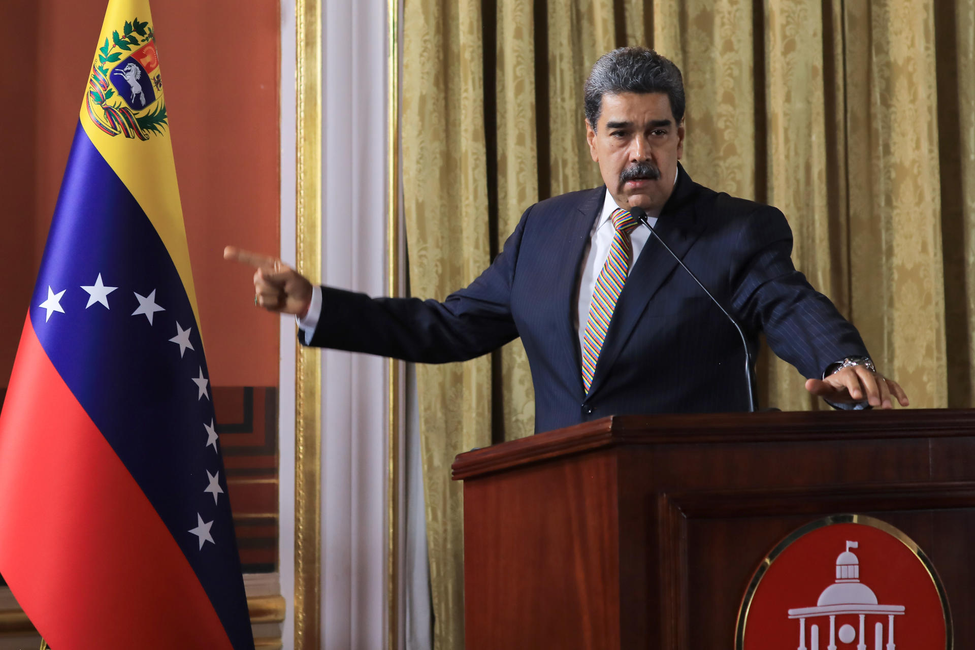 Maduro acusa a EE. UU. de planear un cambio de régimen militar y responde con milicianos en Venezuela