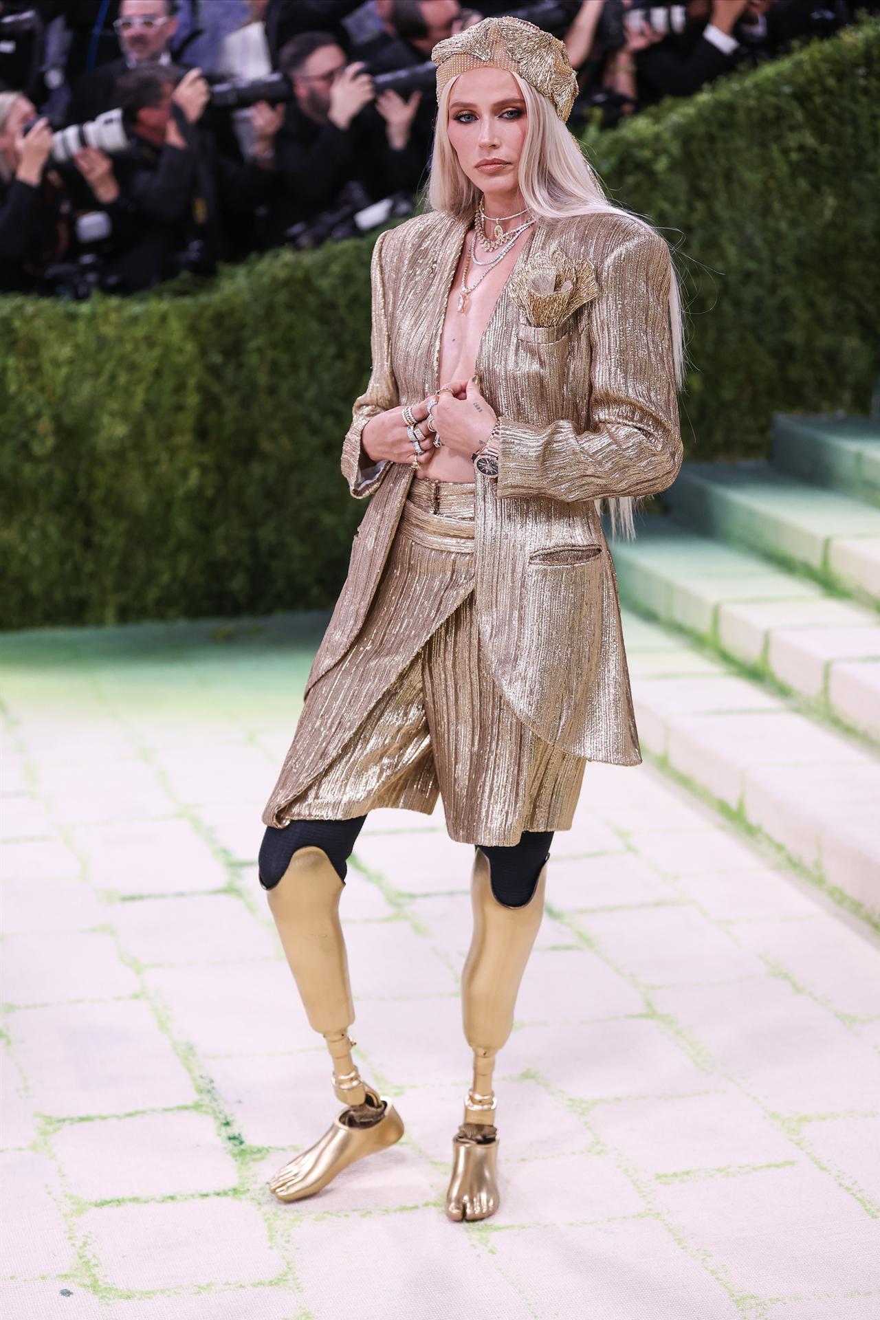 NEW YORK (United States), 05/05/2026.- US model activist Lauren Wasser poses on the red carpet for the 2026 Met Gala, the annual benefit for the Metropolitan Museum of Art's Costume Institute, in New York, New York, USA, 04 May 2026. The event coincides with the Met Costume Institute's spring 2026 exhibition ‘Costume Art’ which will be on view from 10 May 2026 through 10 January 2027. (Nueva York) EFE/EPA/SARAH YENESEL
