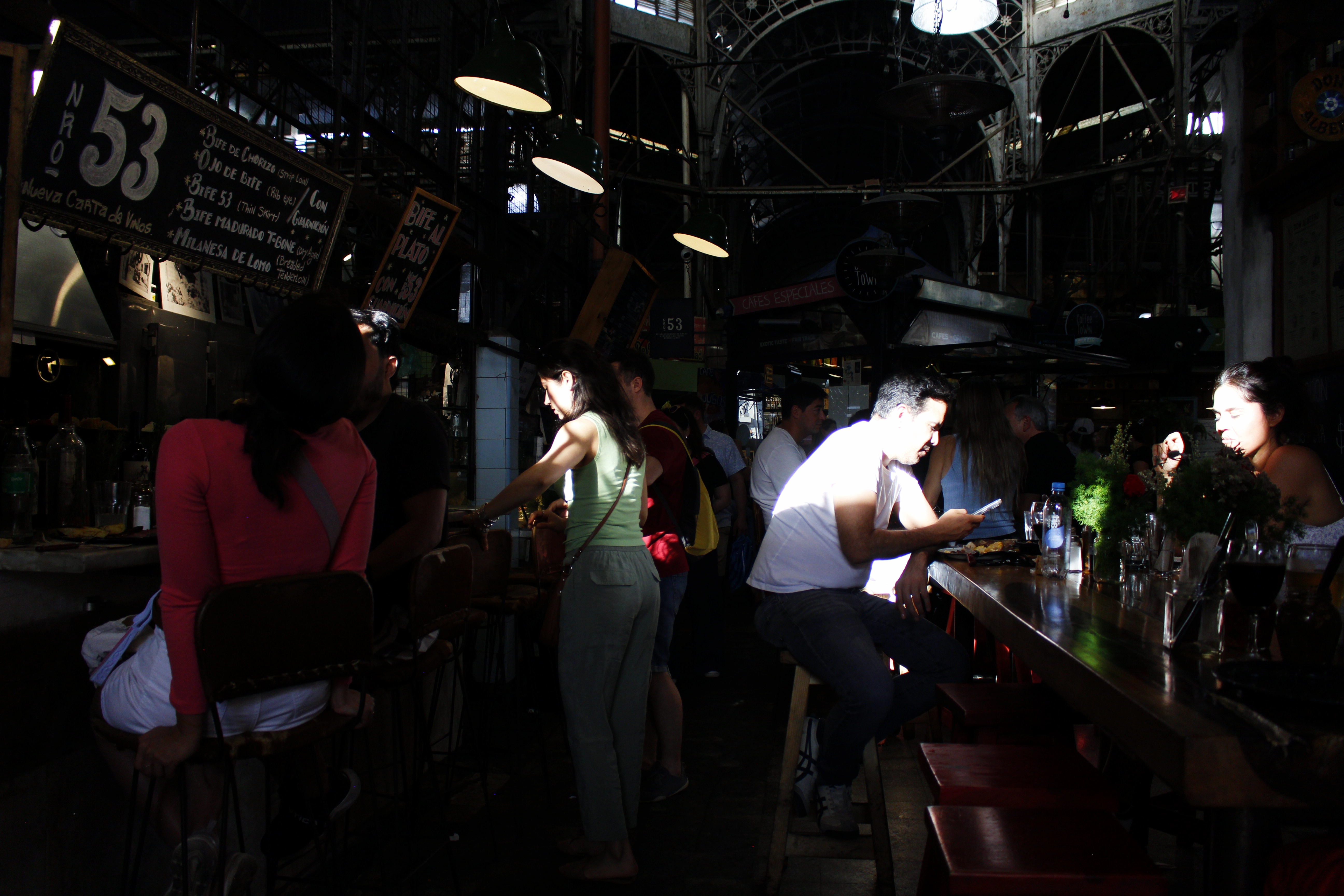 El Mercado de San Telmo es una máquina del tiempo. Construido en 1897, su estructura de hierro fundido y vidrio guardan el recuerdo de un Buenos Aires: anticuarios que venden radios de antiguas, puestos de frutas que resisten a los supermercados y fileteadores que pintan letras doradas al paso.