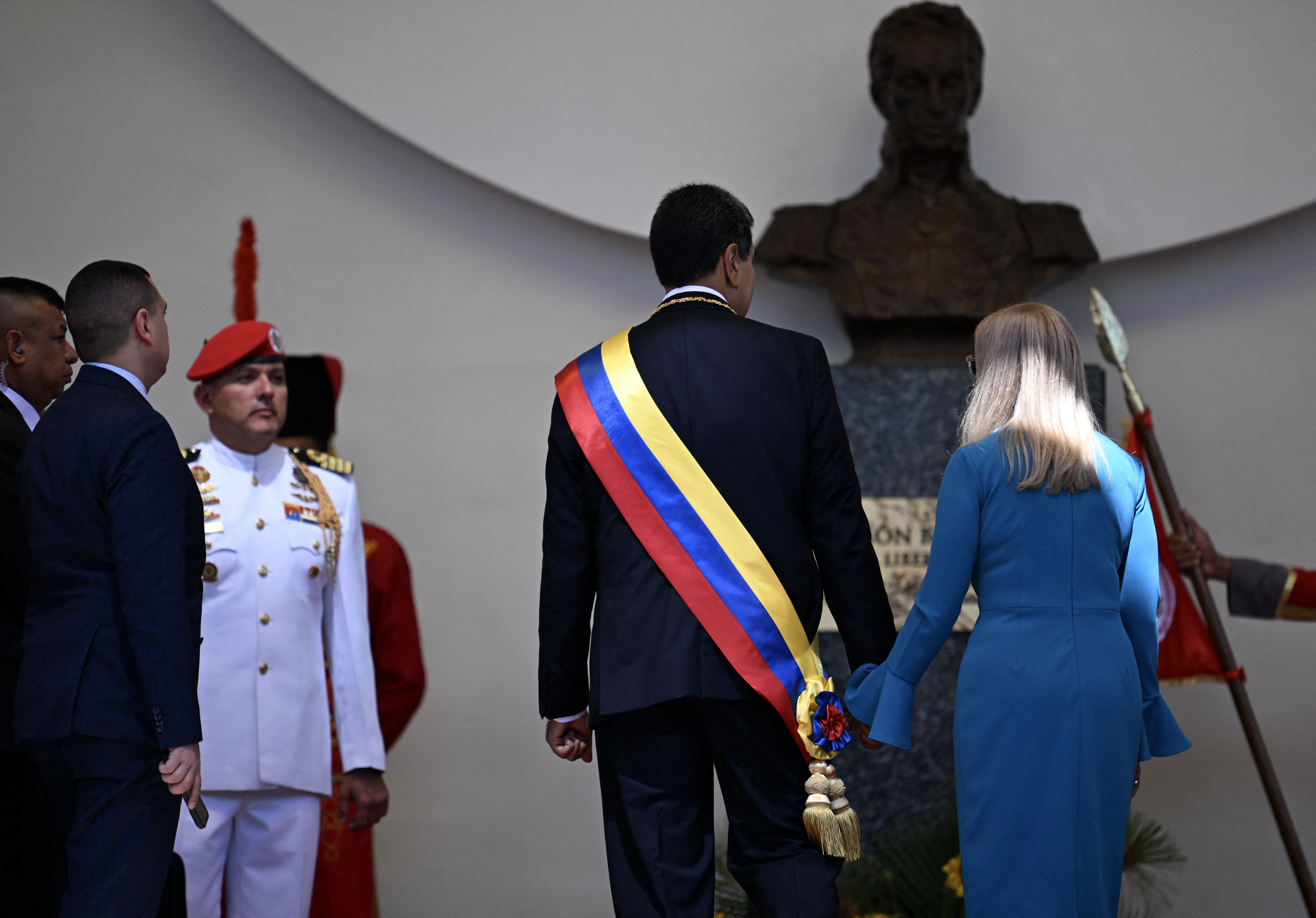 De espaldas al mundo: imágenes de la posesión de Maduro