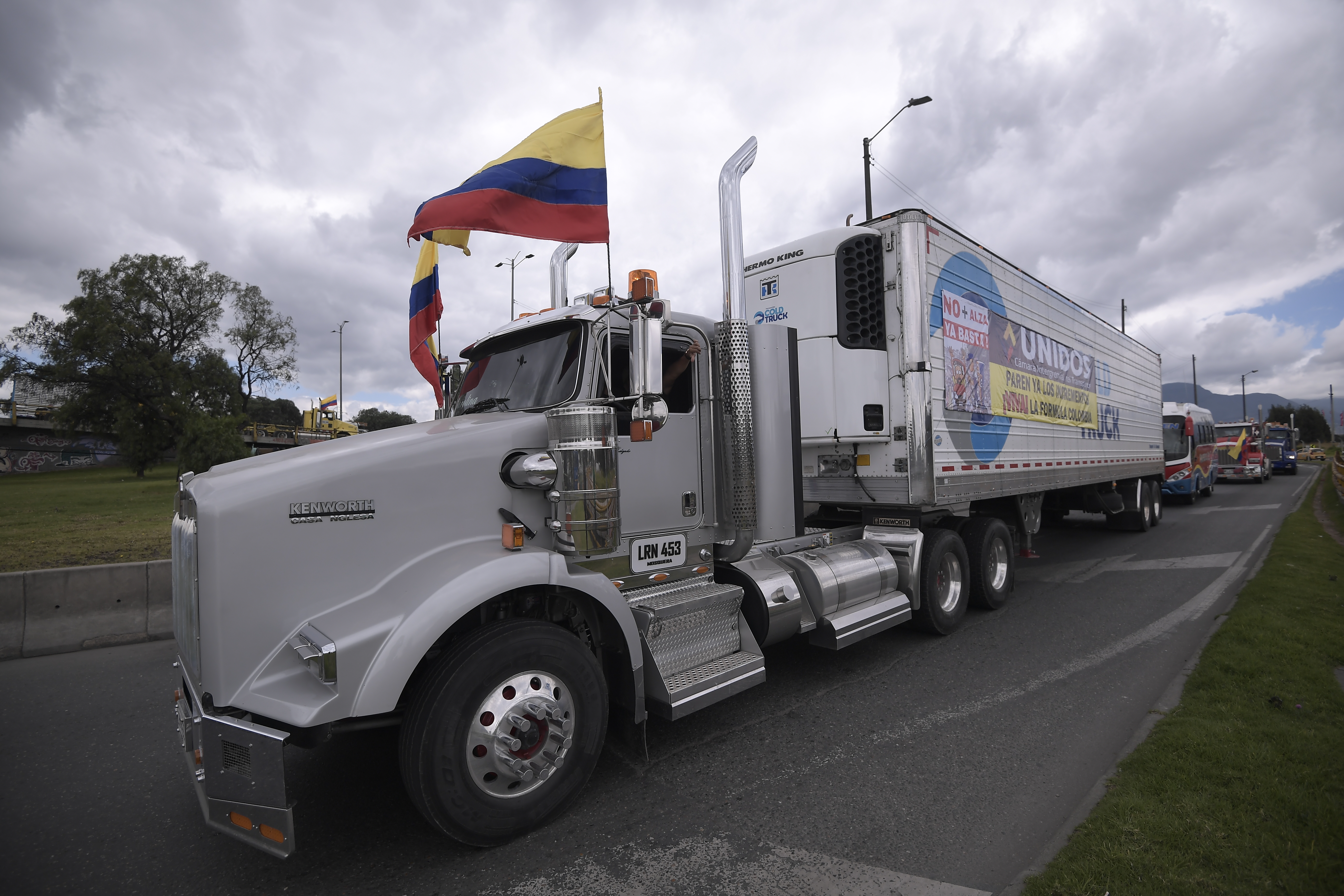 Decenas de transportadores de carga se manifestaron este lunes en la ciudad de Bogotá por el incremento del valor del combustible. Se movilizaron por varias vías de la capital hasta llegar al Ministerio de Transporte.