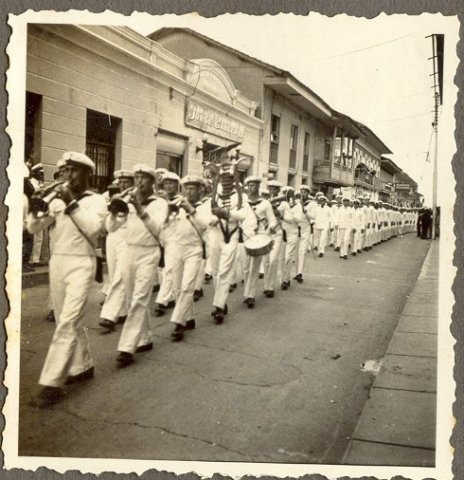 Desfile de los marinos nazis por las calles de Cali en febrero de 1935