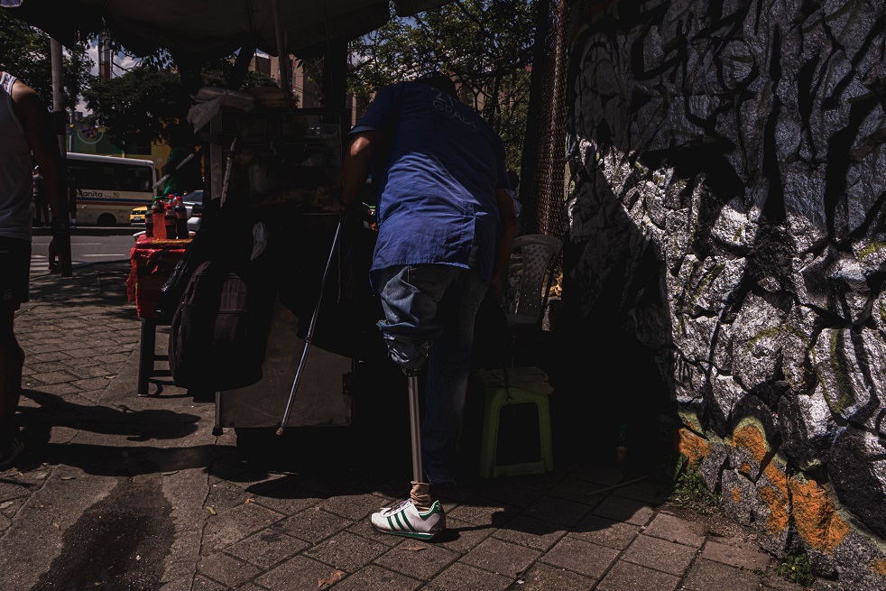 A su hijo lo encontraron muerto días después, a orillas del río Cauca. Orlando Guarín no pudo ir al entierro, porque estaba internado en un hospital. Hoy, tiene que vivir con un parche de fentanilo adherido a su pecho para controlar el dolor. En realidad, es dolor en un miembro fantasma, porque siente que le duele la pierna, aunque no tiene.