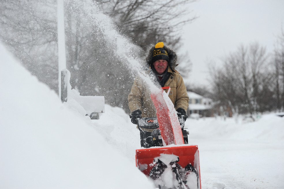La tormenta perfecta de ráfagas de nieve, vientos huracanados y temperaturas bajo cero obligó a cancelar más de 15.000 vuelos estadounidenses los últimos días, casi 4.000 de ellos el lunes.