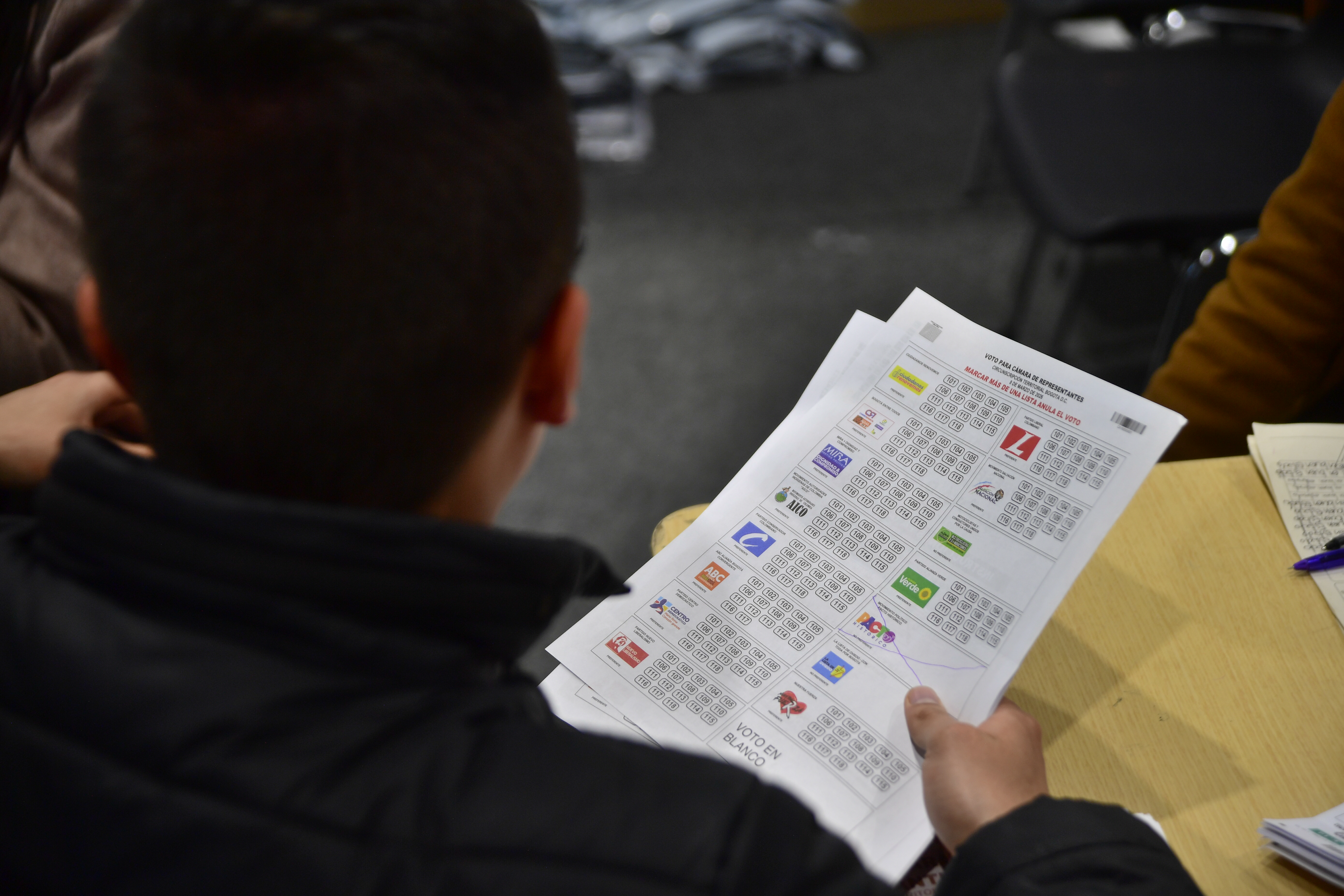 Así cambió la votación de los partidos entre preconteo y escrutinio, según informe de la MOE