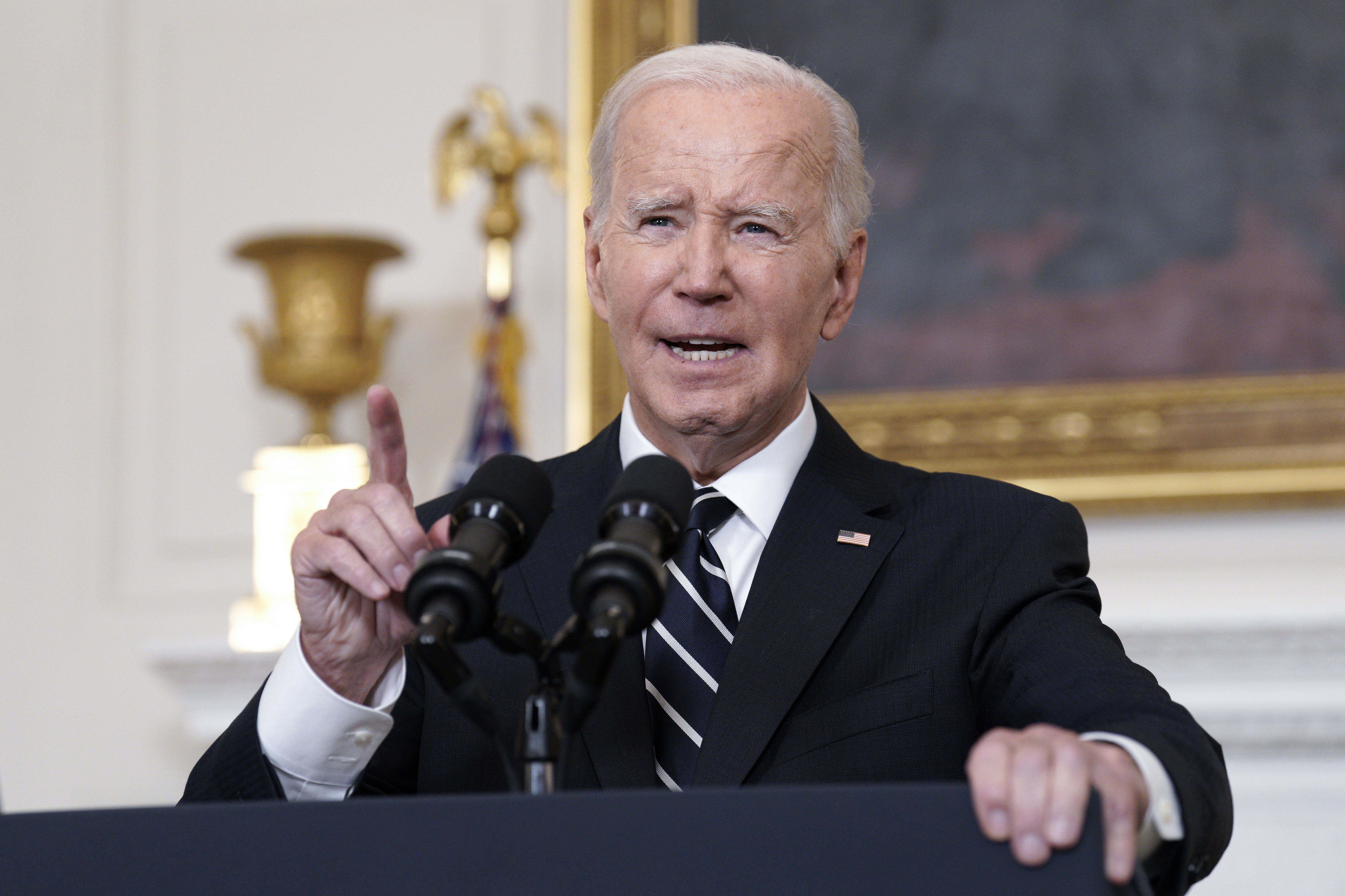 Washington (United States), 07/10/2023.- US President Joe Biden delivers remarks on the attacks in Israel in the State Dining Room at the White House in Washington, DC, USA, 07 October 2023. Biden said the United States 'unequivocally condemns this appalling assault against Israel by Hamas terrorists from Gaza', adding that Washington is ready to offer all appropriate means of support to the Government and people of Israel. Rocket barrages were launched from the Gaza Strip early 07 October in a surprise attack claimed by the Islamist movement Hamas. In a televised statement, the Israeli prime minister said the country is at war. Israeli State officials report that at least 22 Israelis were killed in the attacks and that over 3,000 rockets were launched by Hamas. (Terrorista, Estados Unidos) EFE/EPA/Yuri Gripas / POOL