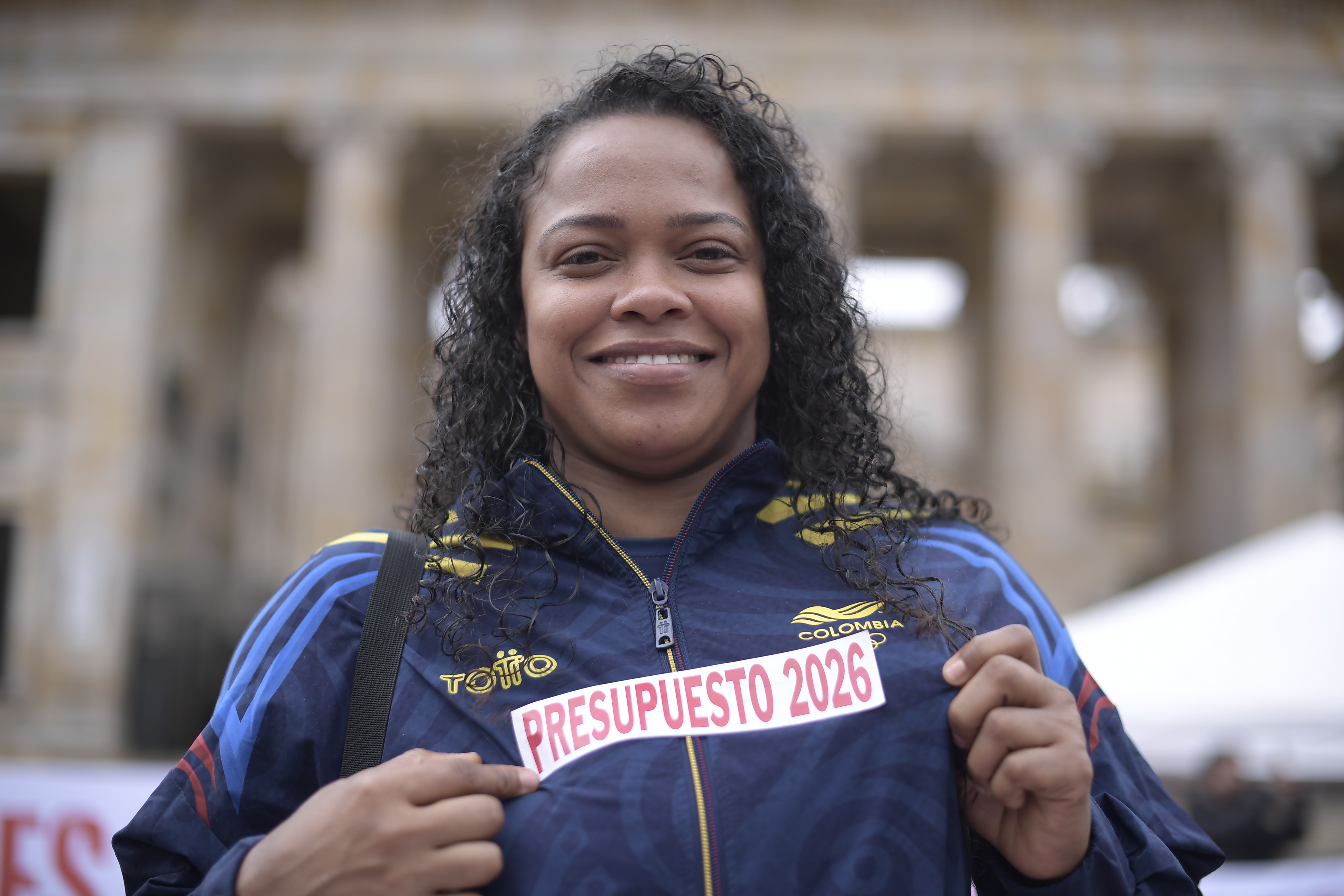 Atletas, entrenadores y dirigentes de todo el sistema deportivo nacional, olímpico y paralímpico, se concentraron en la Plaza de Bolívar para reclamarle al gobierno de Gustavo Petro por la reducción de casi el 70% de su presupuesto para 2026, prevista en la nueva Ley de Financiamiento. La protesta contó con la participación de medallistas olímpicos como Jeison López, Carlos Ramírez o Mari Leivis Sánchez; medallistas paralímpicos, como Erica Castaño, Moisés Fuentes y Fabio Torres; exdeportistas, ahora dirigentes, como Fabiola Zuluaga y Javier Suárez, y altos mandos del deporte colombiano como el presidente del Comité Olímpico nacional, Ciro Solano.